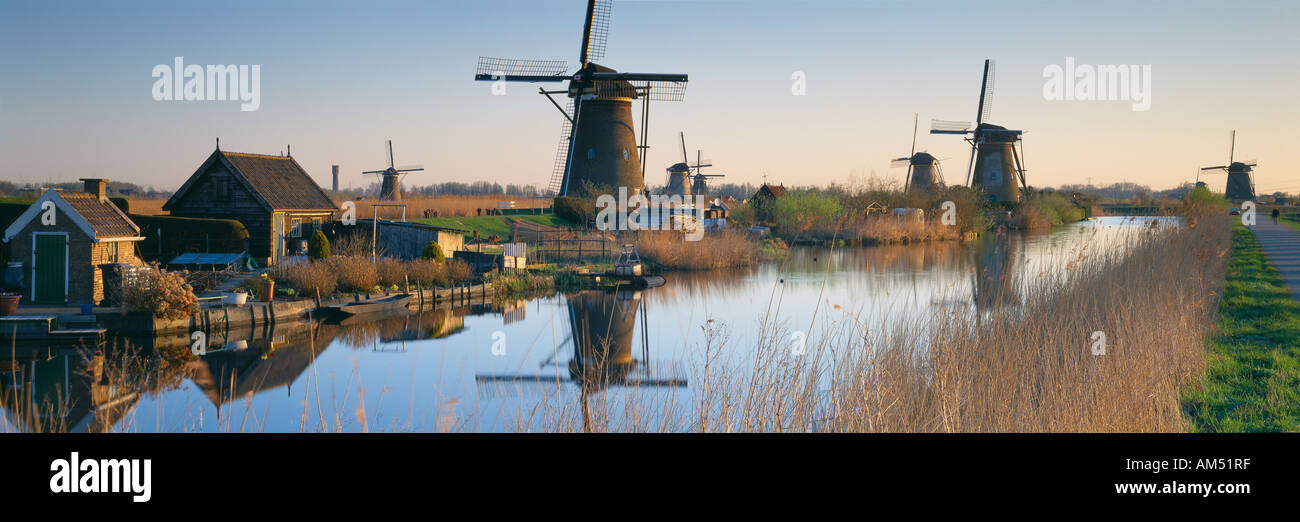 Neben dem Kanal Kinderdijk Holland Windmühlen Stockfoto