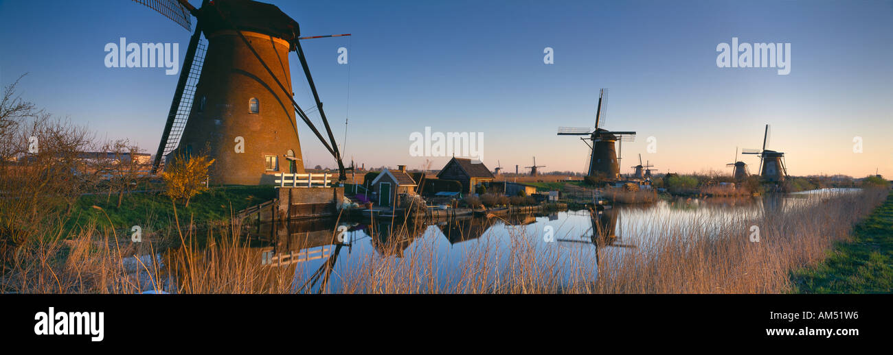 Neben dem Kanal Kinderdijk Holland Windmühlen Stockfoto