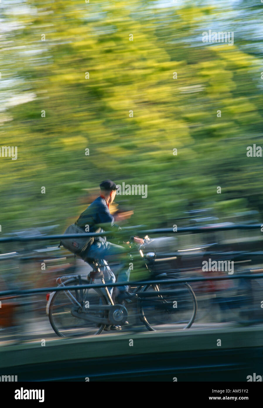 ein Radfahrer auf einer Brücke über den Prisengracht Kanal Amsterdam Holland Stockfoto