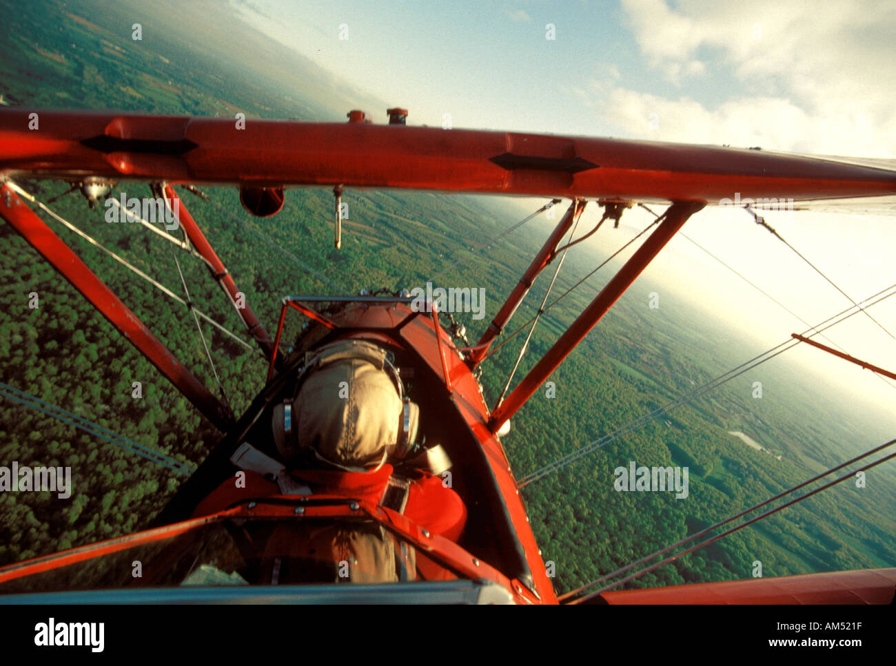 Rote offene Cockpit Bi Flugzeug in einer Steilkurve Stockfoto