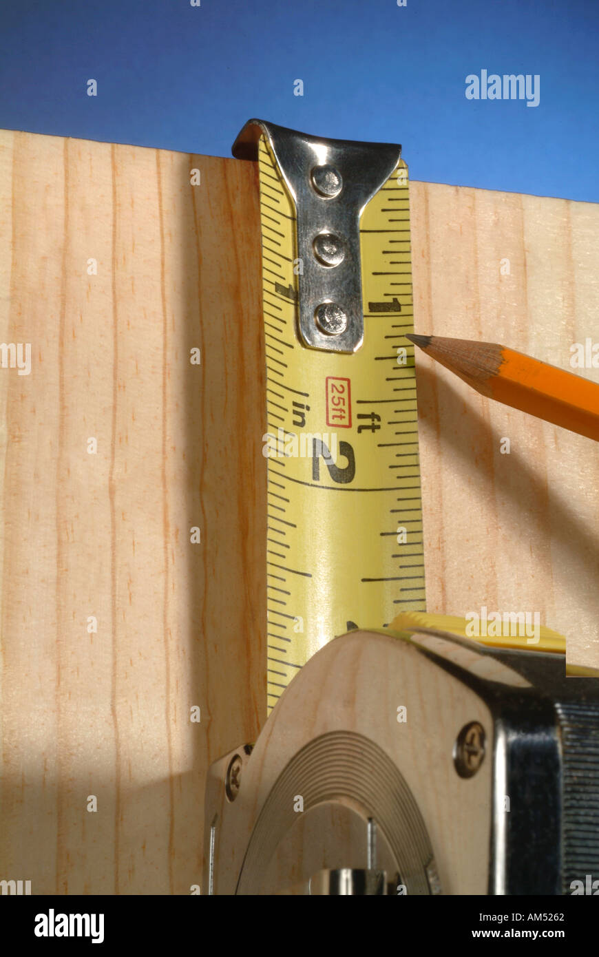 Markieren ein Stück Holz mit einem Bleistift und Maßband vor dem Schneiden. Stockfoto