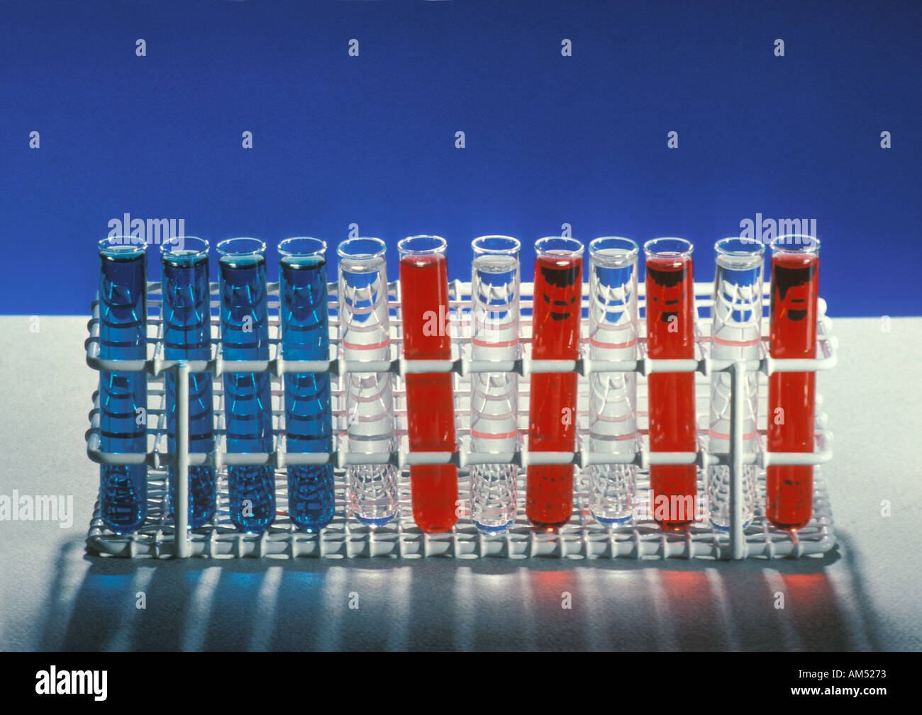 Reagenzgläser mit einem roten weißen und blauen Thema Stockfoto