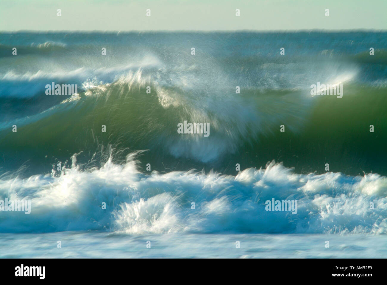 Meeresbrandung an einem Strand mit Bewegungsunschärfen zu brechen Stockfoto