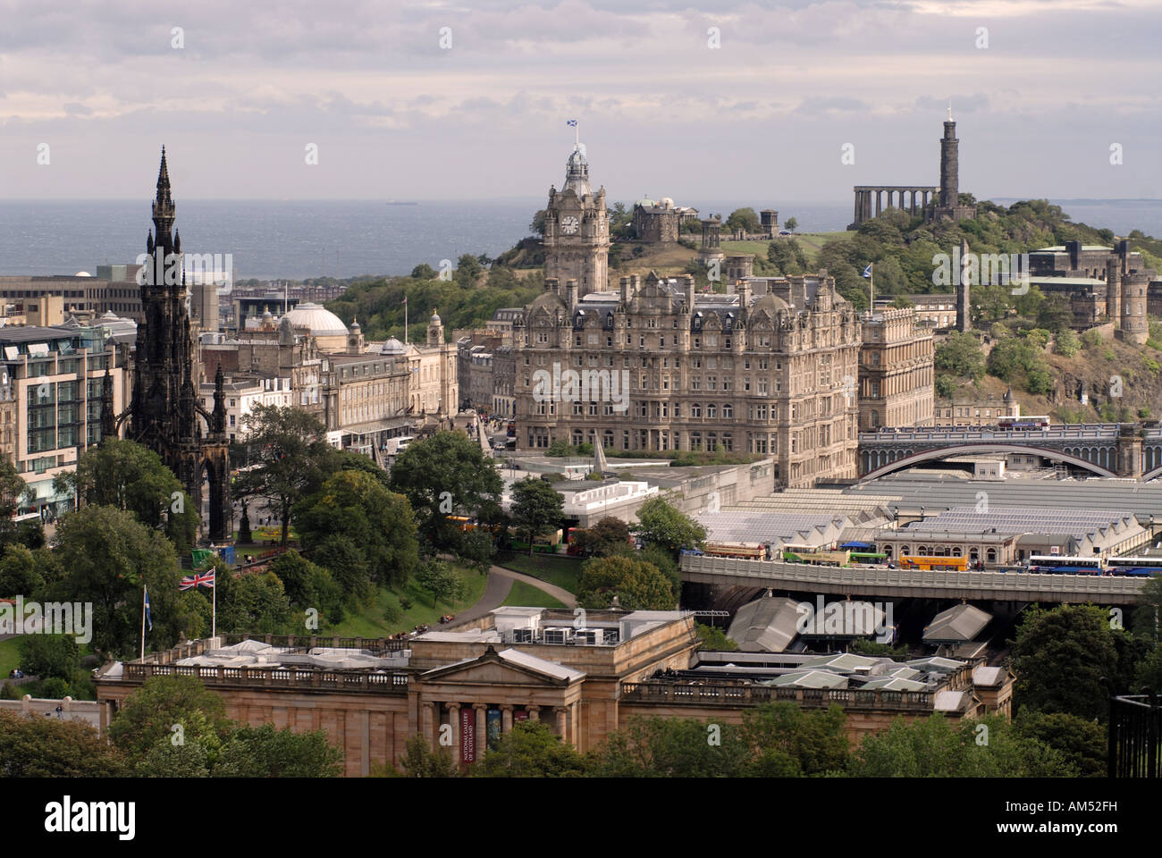 Edinburgh Gesamtansicht zeigt Scott Monument Balmoral Hotel Nelson Monument Nationalmonument. Blick vom Edinburgh castle Stockfoto