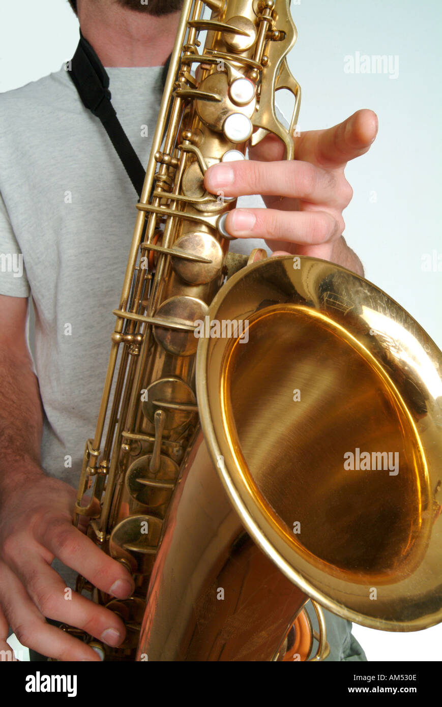 junge bärtige Musiker spielt ein Saxophon Stockfoto