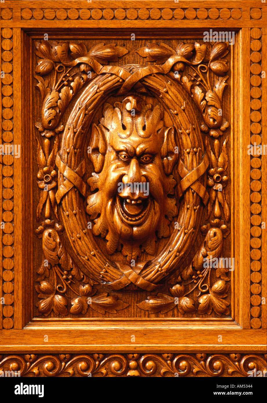 Lustige und humorvolle aus Holz geschnitzten Gesicht Bas Relief Holzplatte Stockfoto