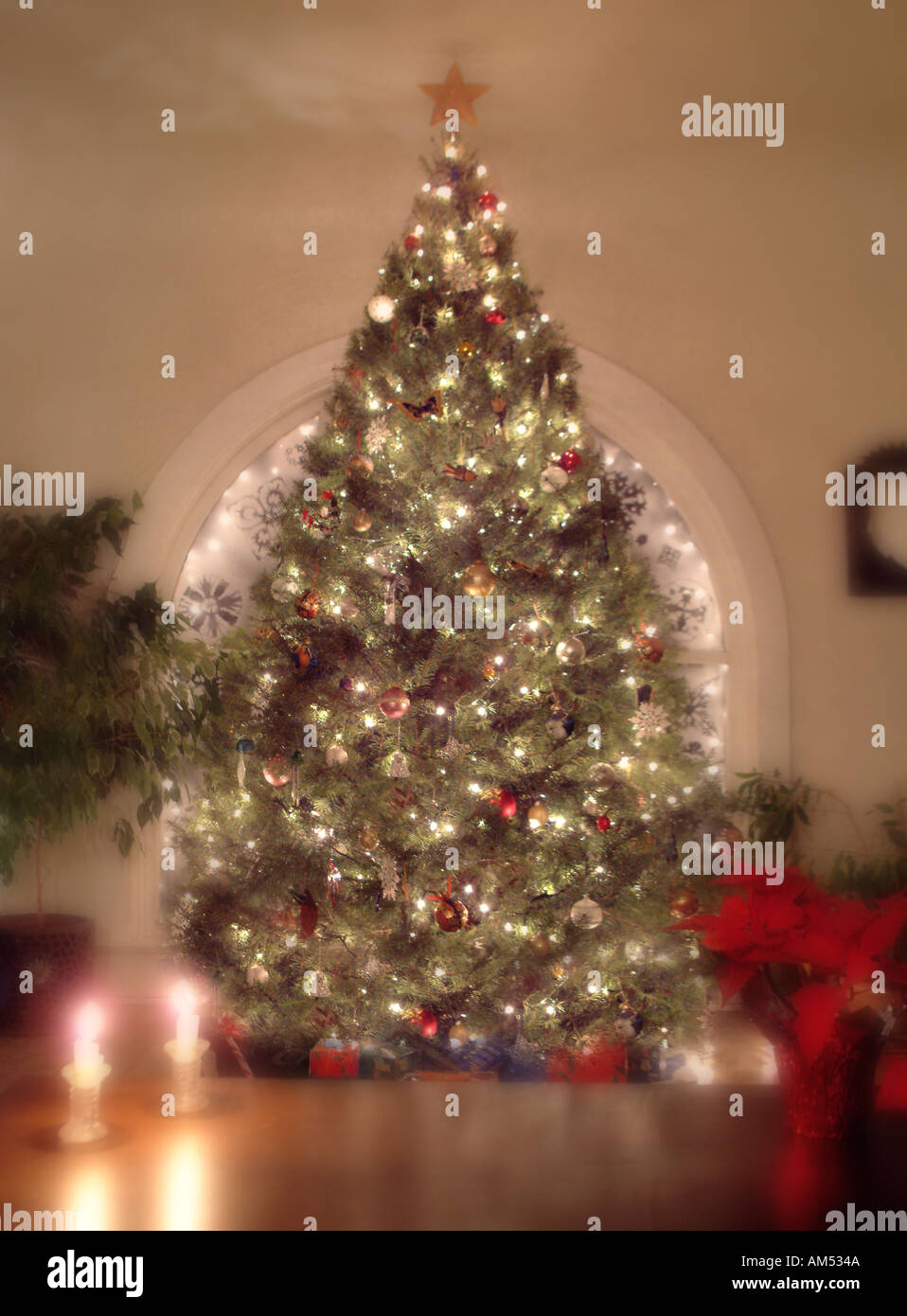 Eine große dekoriert und beleuchtet Weihnachtsbaum in eine heimische Wohnzimmer. Stockfoto