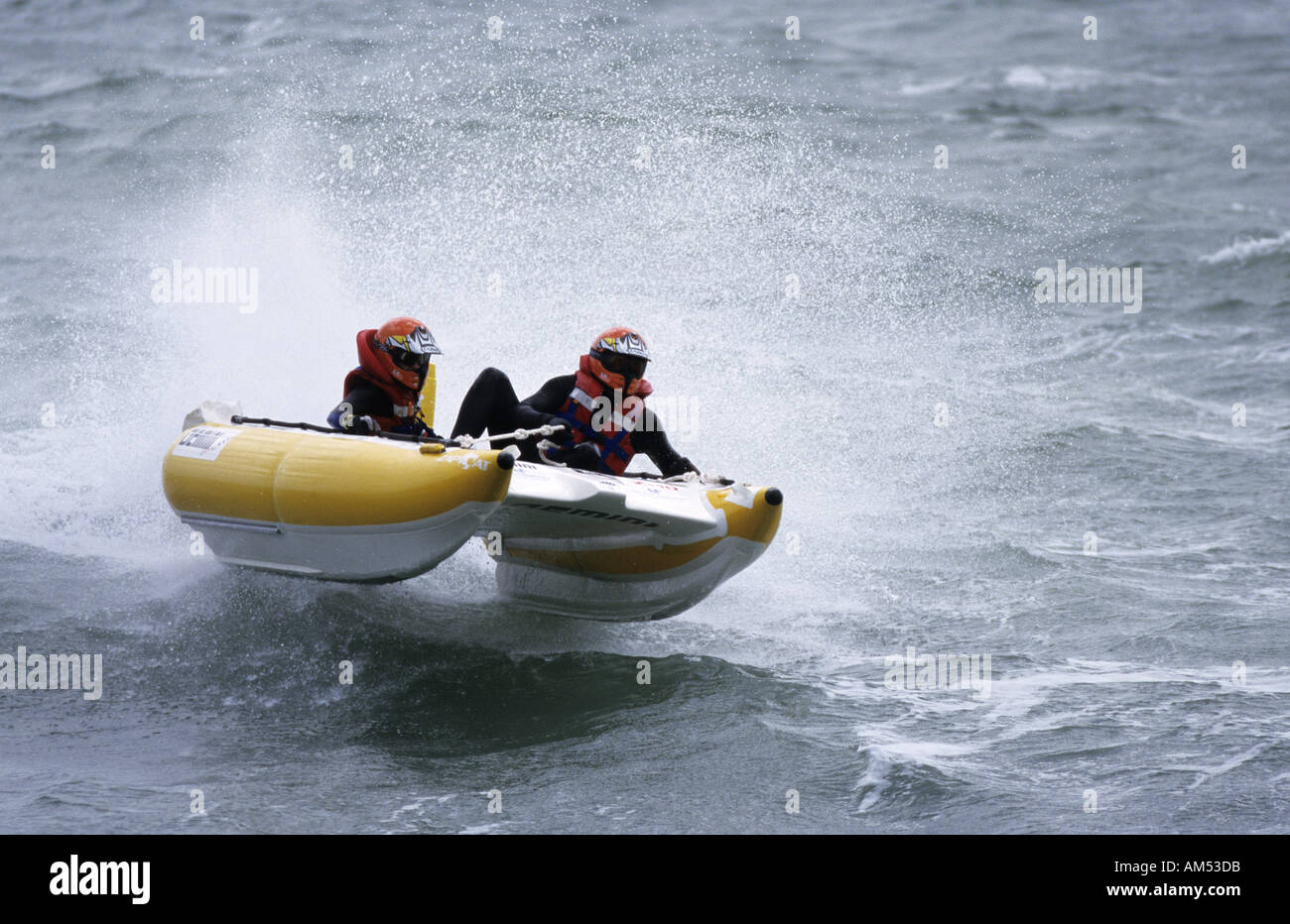 Zapcat Schnellboot racing von Bournemouth Pier Stockfoto