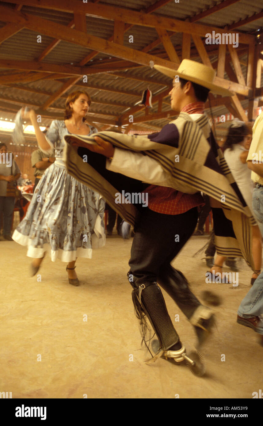 Central Valley ein chilenischer Cowboy tanzt die Cueca Chile s Nationaltanz Stockfoto