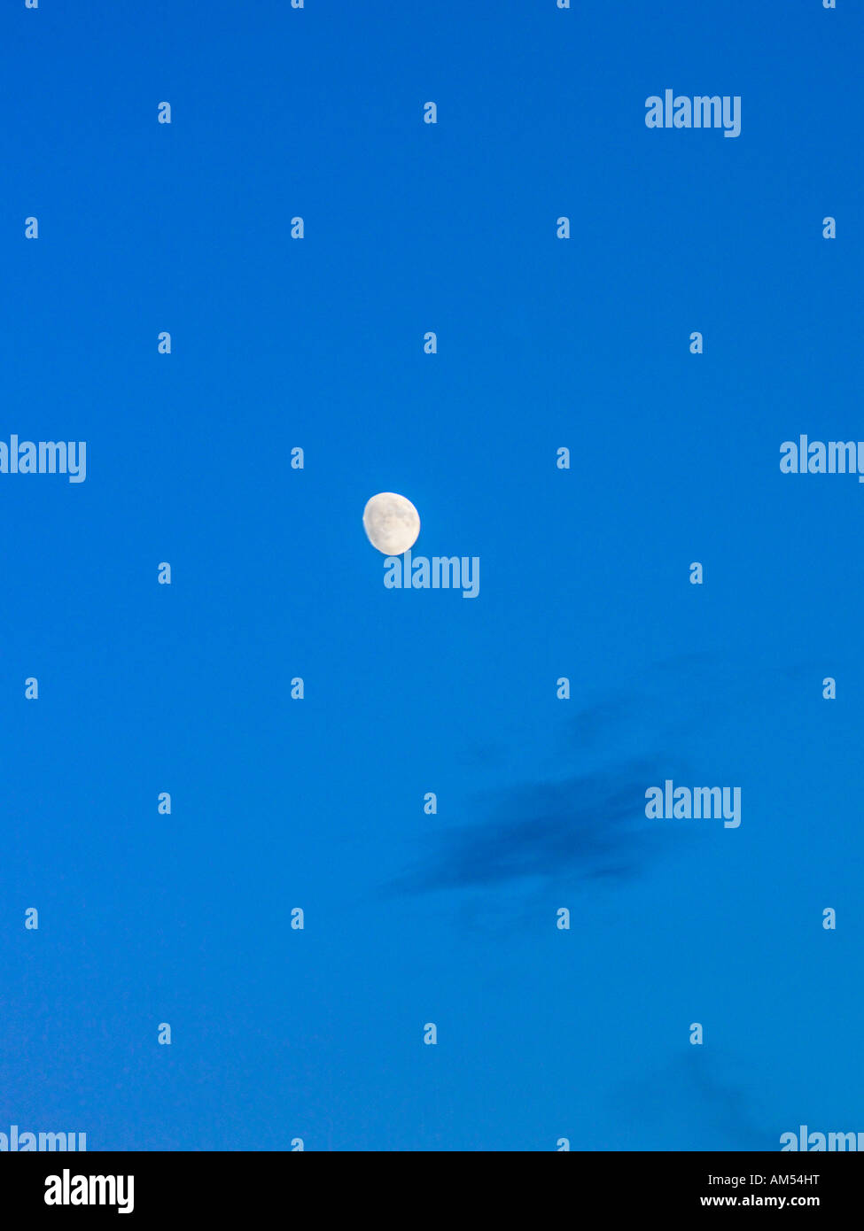 Mond im Laufe des Tages im blauen Himmel Stockfoto