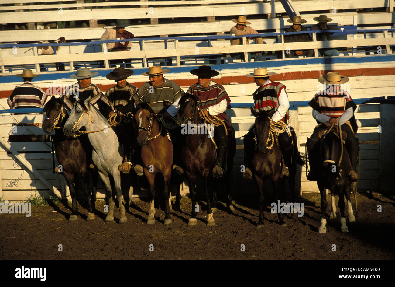 Central Valley chilenische Cowboy warten in der Arena vor dem Start des ...