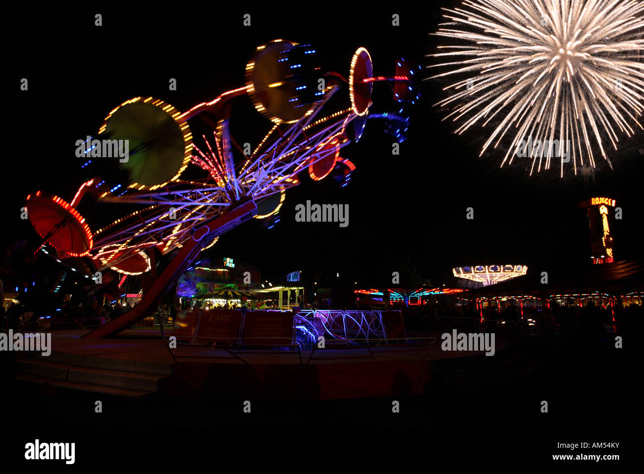 Festplatz Fahrt Feuerwerk Bonfire Night Epsom Surrey England Stockfoto