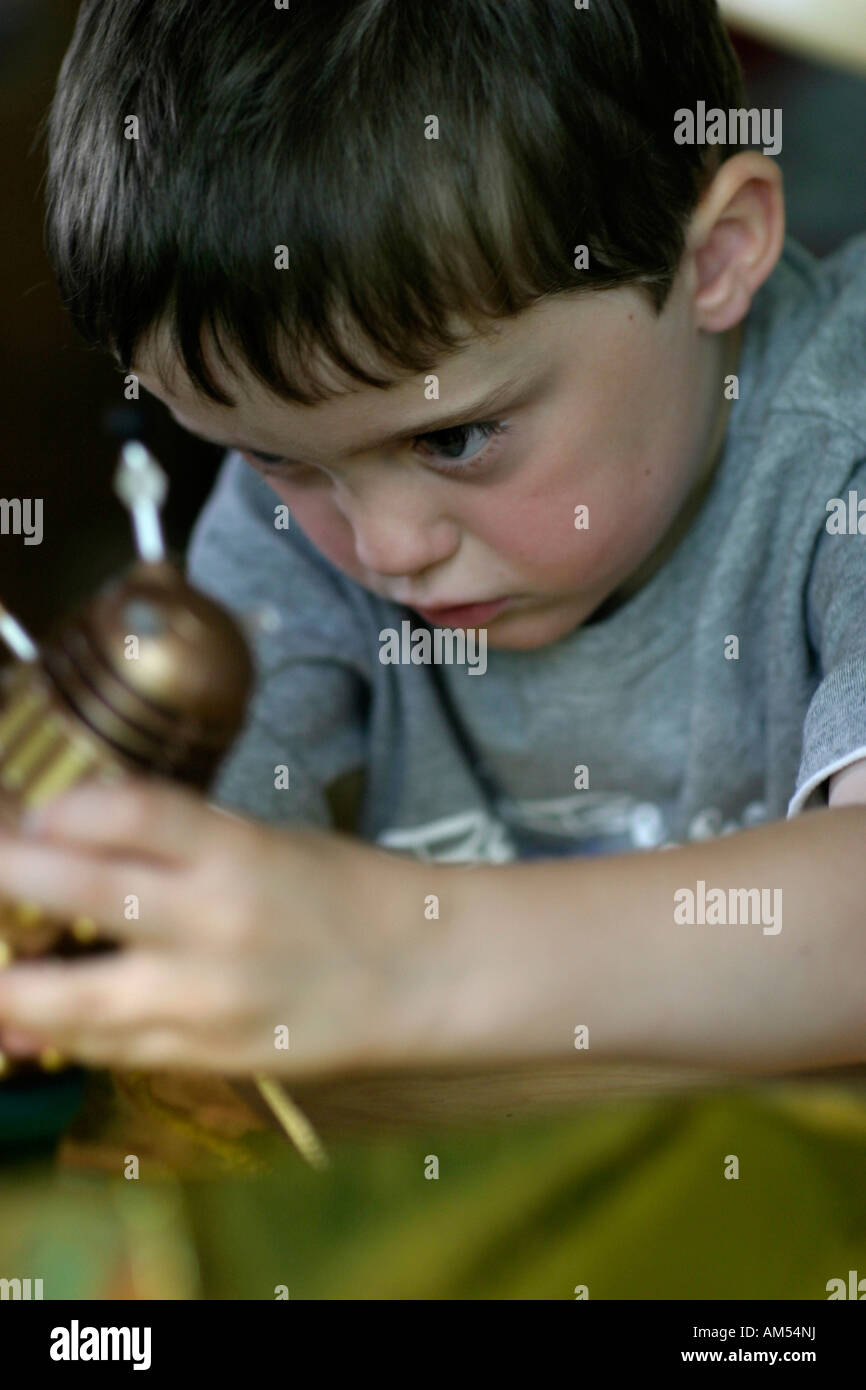 sechs-Jahr-alte Junge spielt mit einem Dalek-Modell Stockfoto