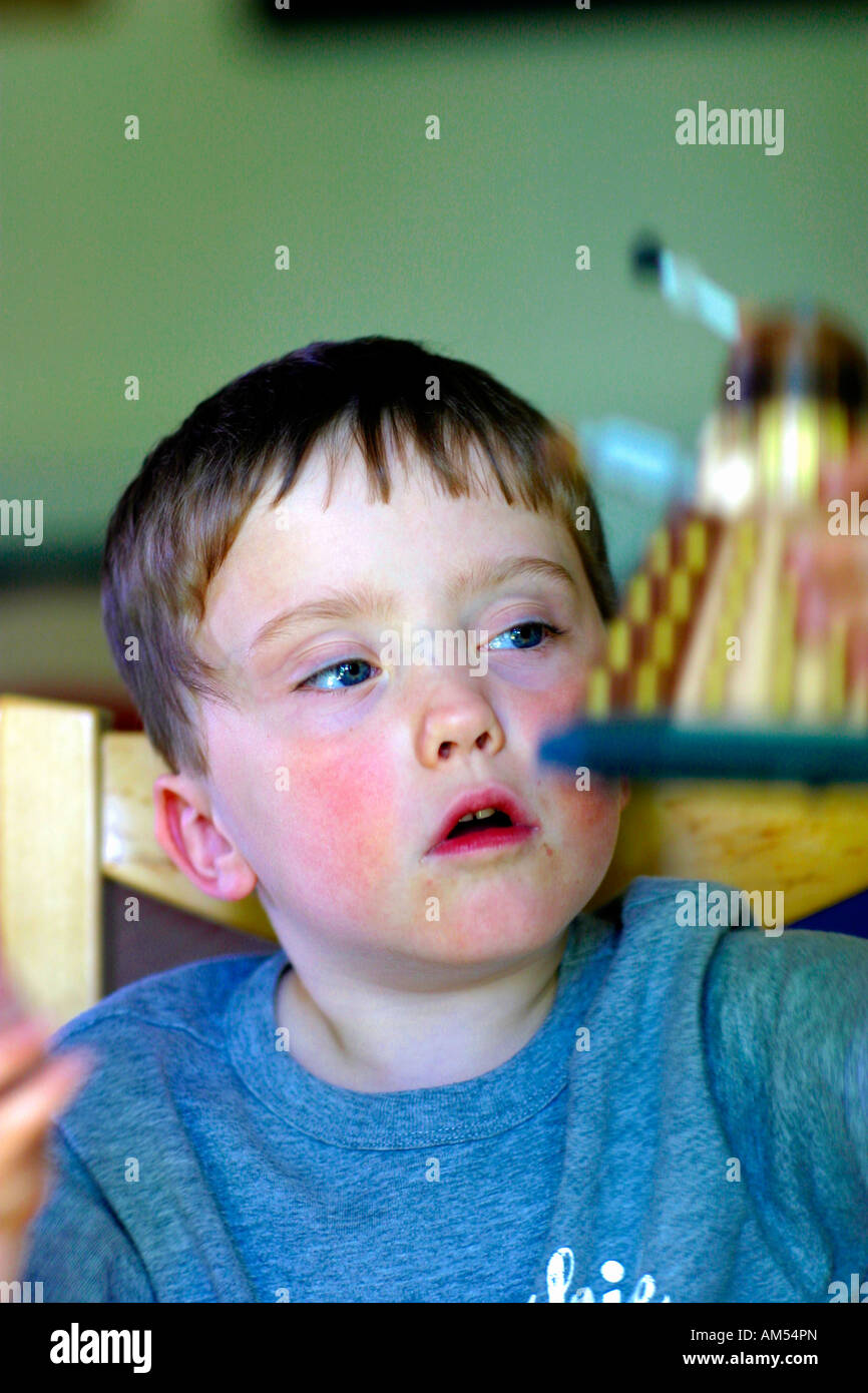 sechs-Jahr-alte Junge spielt mit einem Dalek-Modell Stockfoto