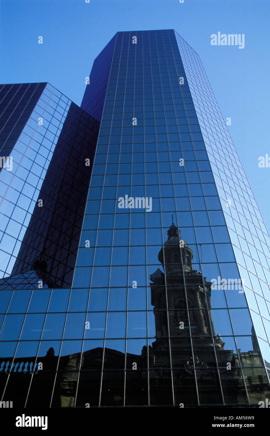 Plaza De La Constitución in Santiago reflektiert die Kathedrale in den Fenstern eines modernen Bürogebäudes Stockfoto