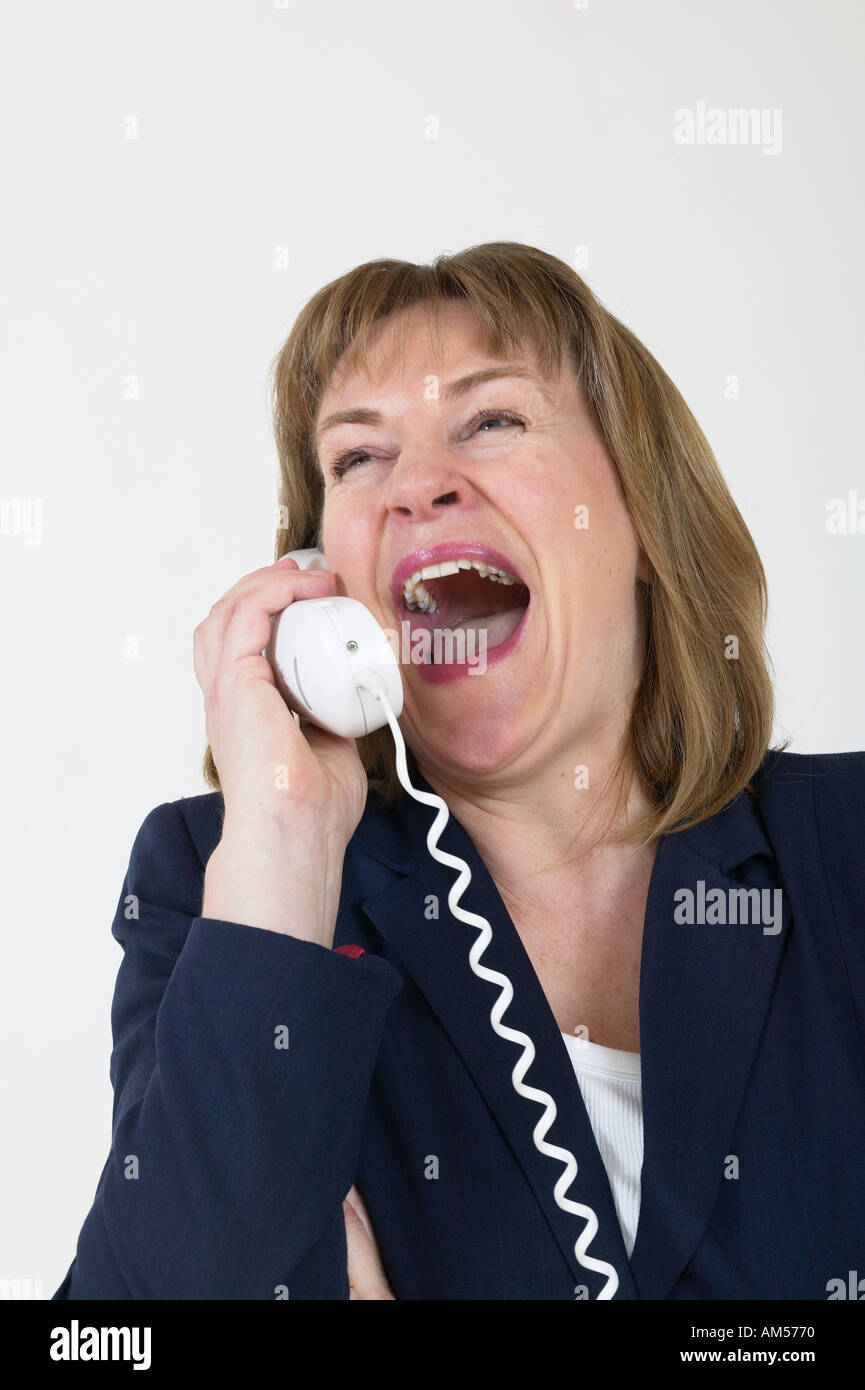 Frau am Telefon schreien Stockfoto