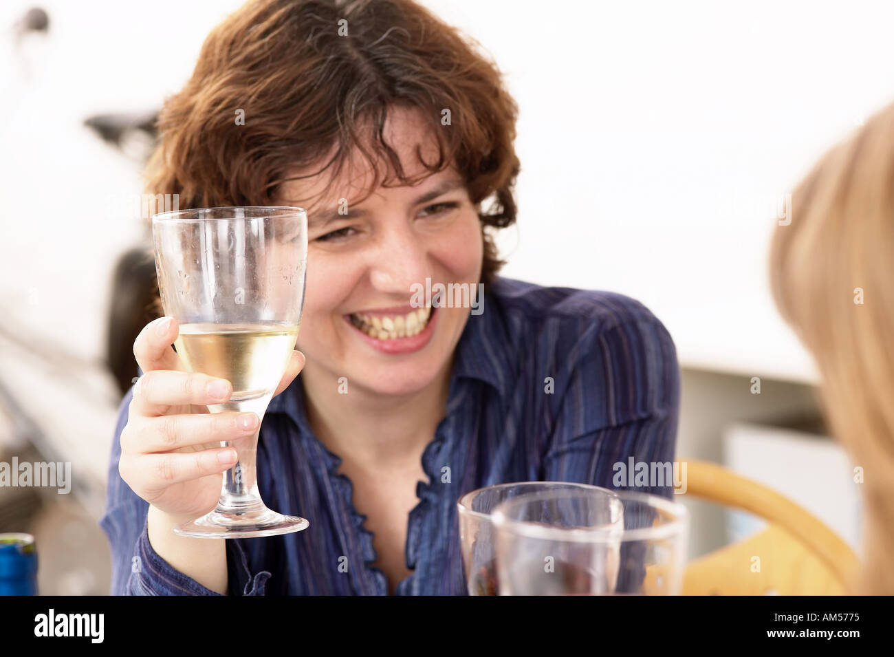 Lächelnd, glücklich Frau trinken mit Freunden Stockfoto