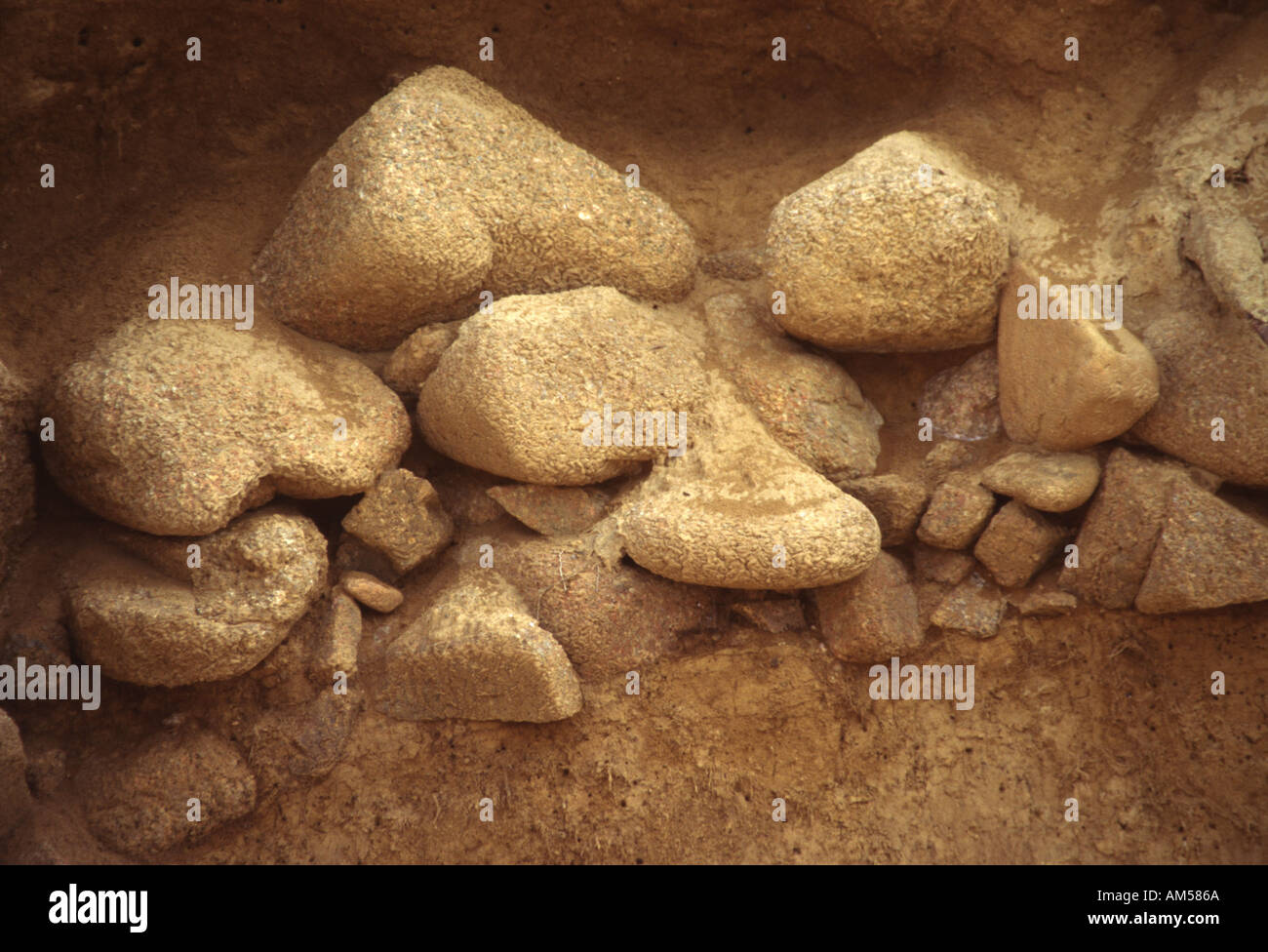 Felsen in einer Felswand Stockfoto