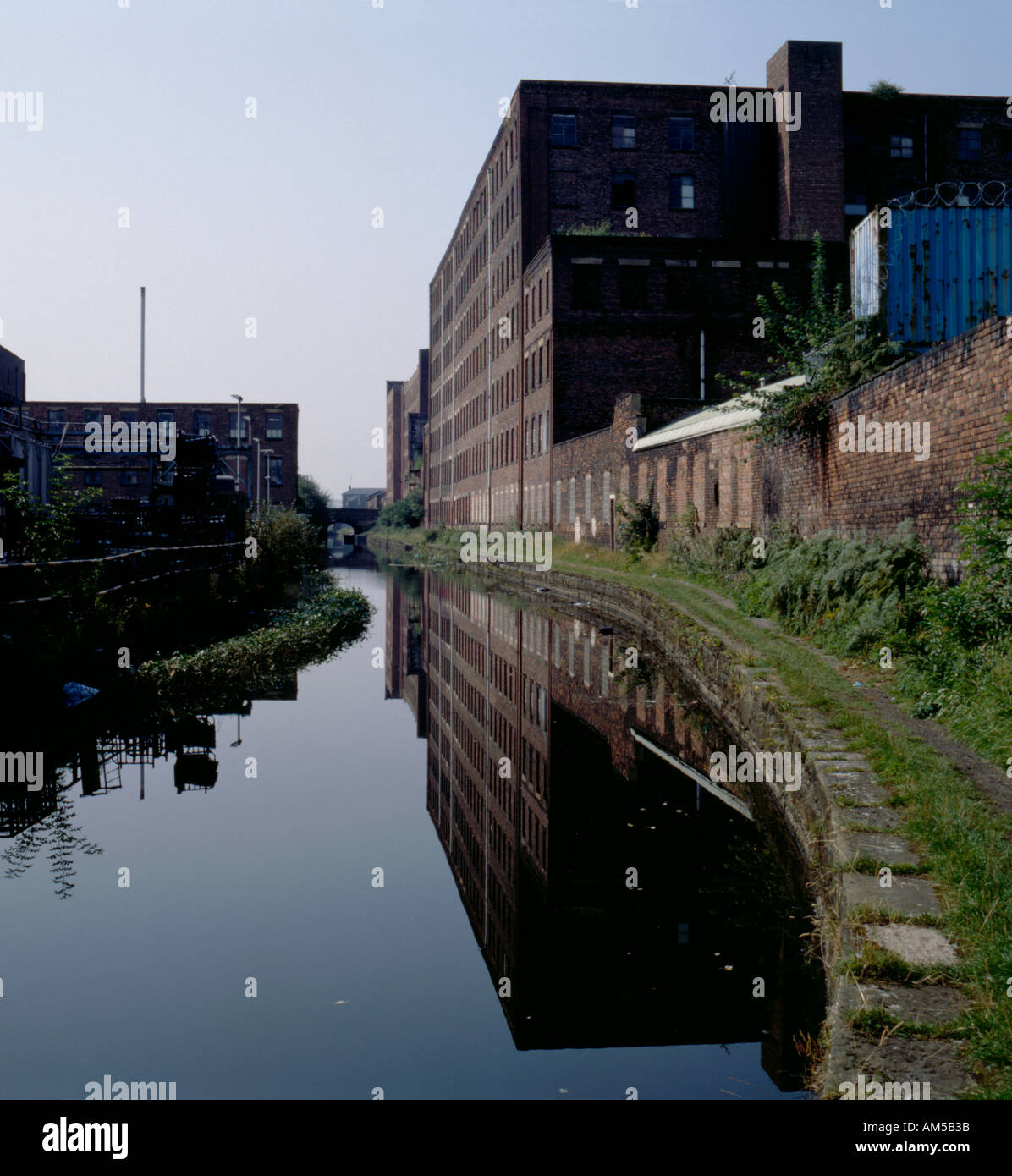 Alte Mühle neben Ashton unter Lyne Kanal, Holt Stadtgebiet, Greater Manchester, England, UK. Stockfoto