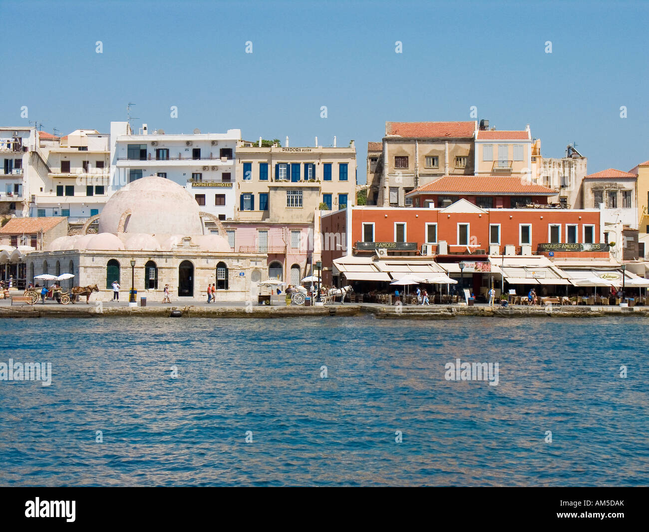 Der venezianische Hafen mit der Moschee der Janitscharen, Chania, Kreta, Griechenland, Europa Stockfoto