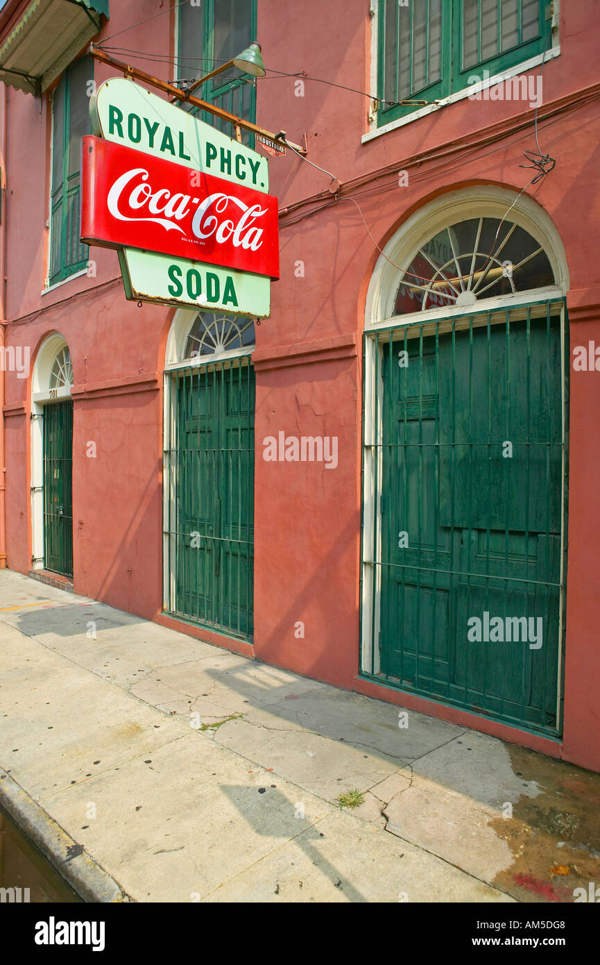 Alte Apotheke mit Coke Schild im French Quarter von New Orleans Louisiana Stockfoto