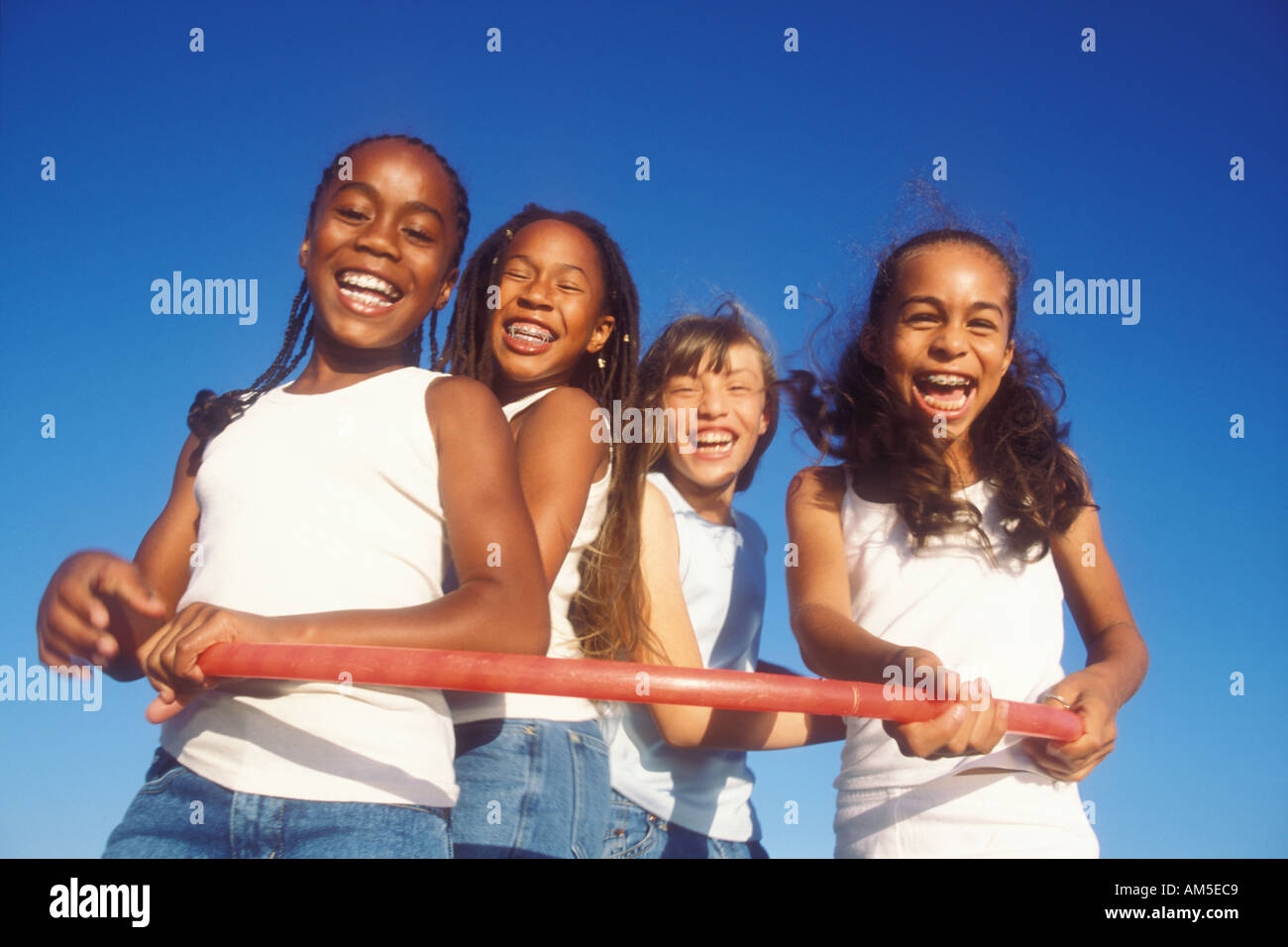 4 Mädchen mit Reifen 10 und 12 yr alten afrikanischen amerikanischen Schwestern 10yr alten mexikanischen 9 Jahre altes Kind halb mexikanische halben Afroamerikaner Stockfoto