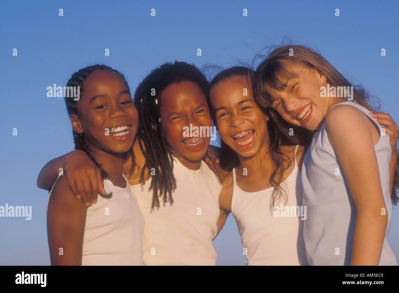 Porträt von 4 Mädchen 10 und 12 yr alten afrikanischen amerikanischen Schwestern 10 yr alten mexikanischen 9 yr alt 1 2 mexikanische 1 2 Afroamerikaner Stockfoto