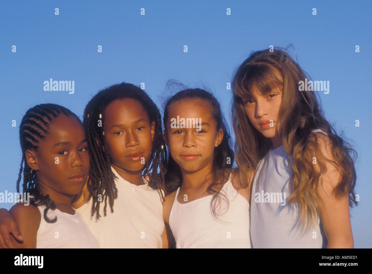 Porträt von 4 Mädchen 10 und 12 yr alten afrikanischen amerikanischen Schwestern 10 yr alten mexikanischen 9 yr alten Hälfte mexikanischen halben Afroamerikaner Stockfoto