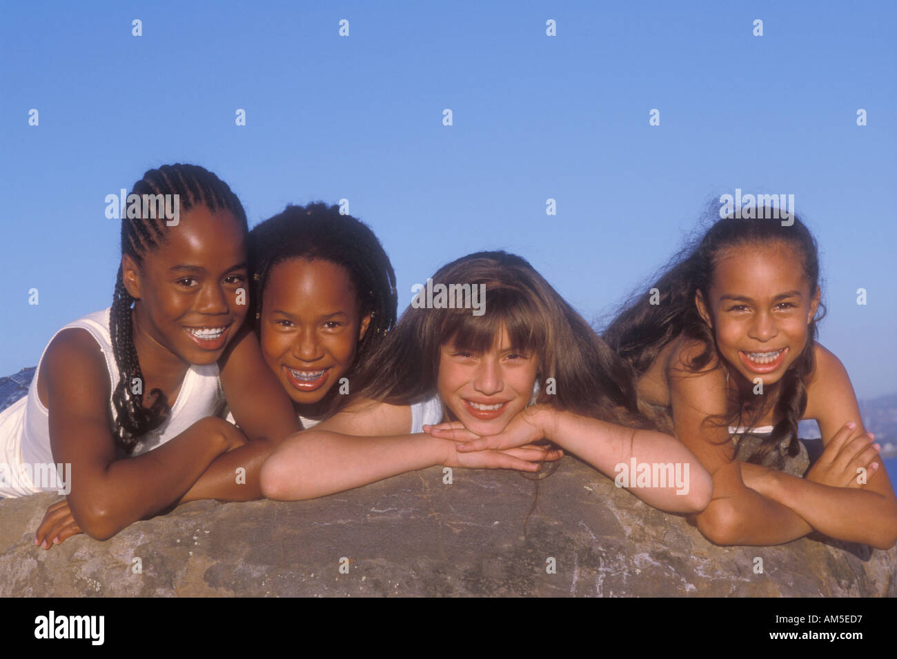 Porträt von 4 Mädchen 10 und 12 yr alten afrikanischen amerikanischen Schwestern 10 yr alten mexikanischen 9 yr alten Hälfte mexikanischen halben Afroamerikaner Stockfoto