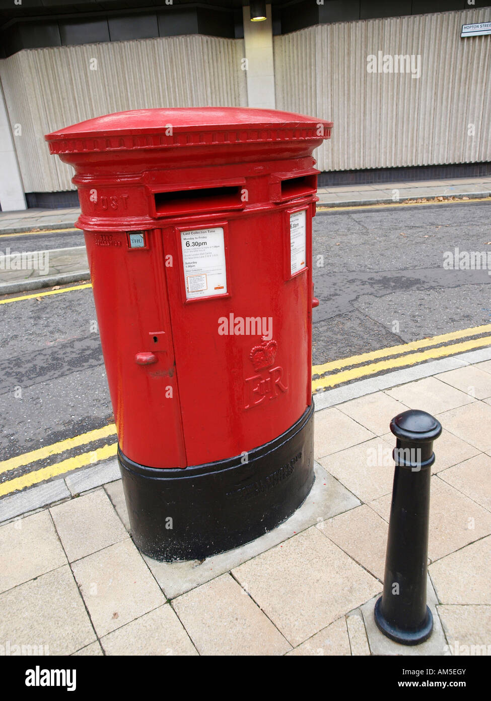Roten Briefkasten mit doppelten slots London SE1 Stockfoto