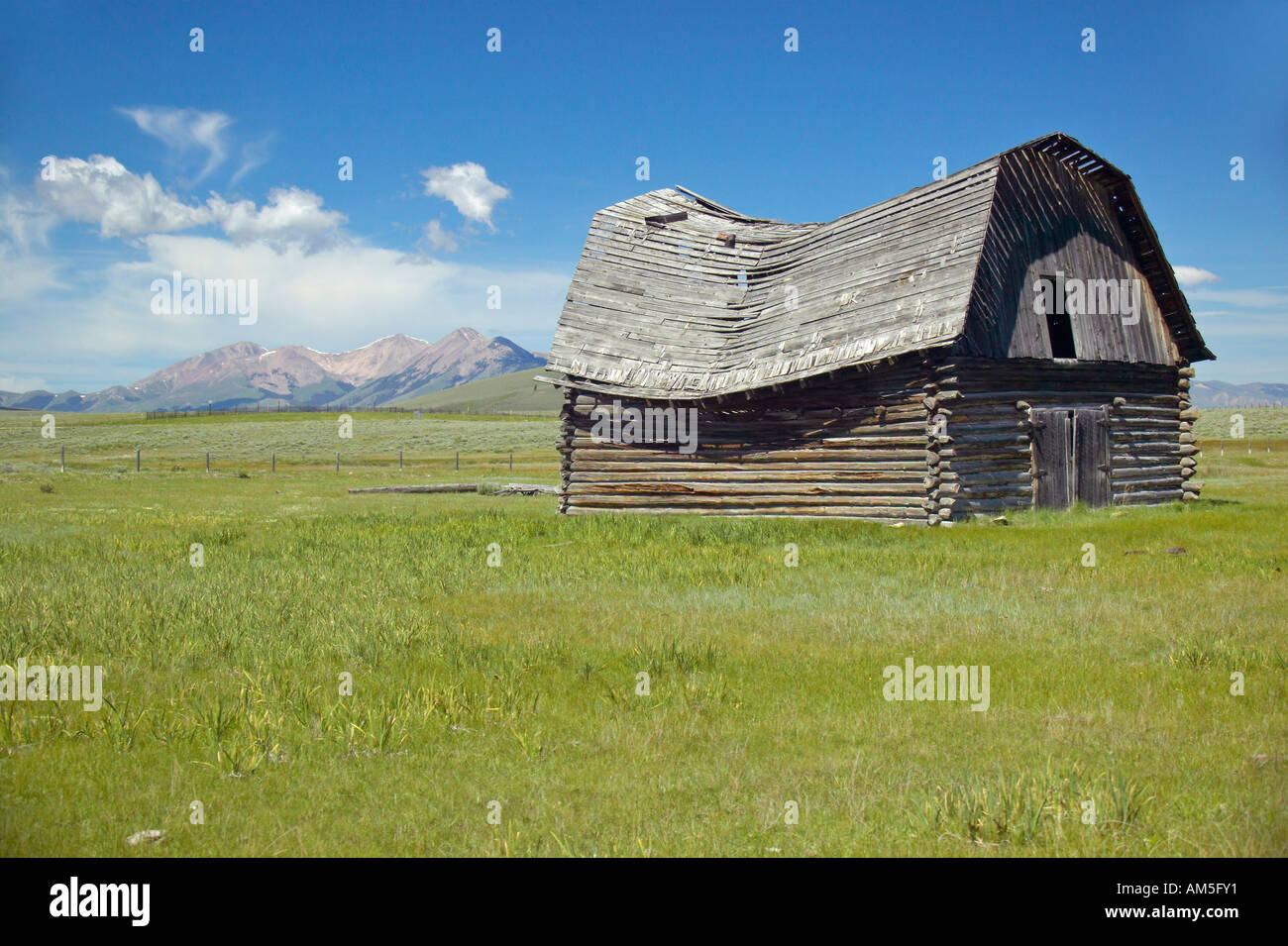 Historische Wende des Jahrhunderts Scheune und verlassene Ranch in Centennial Valley MT Stockfoto