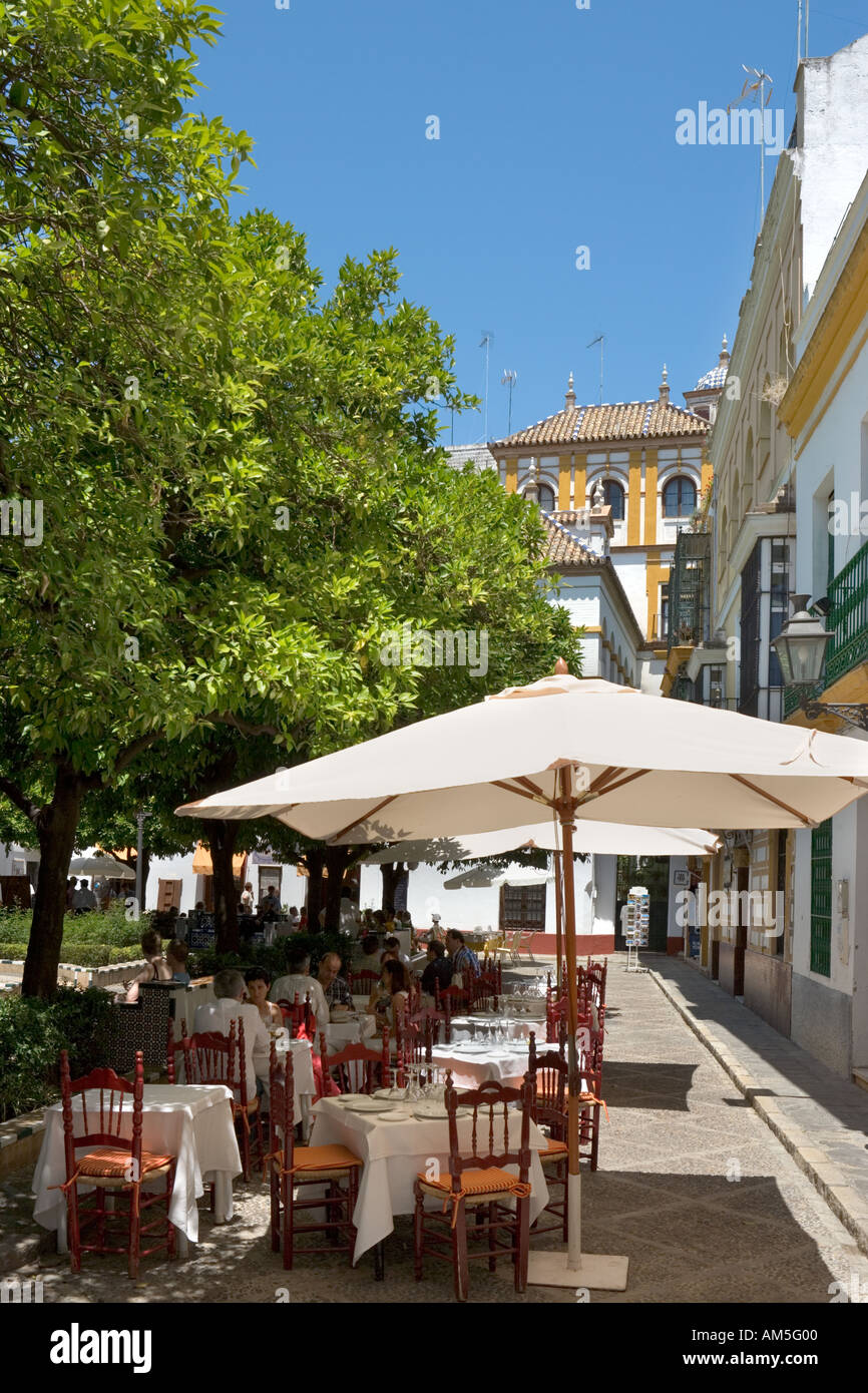 Restaurant zur Mittagszeit, Plaza Dona Elvira, Barrio de Santa Cruz, Sevilla, Andalusien, Spanien Stockfoto