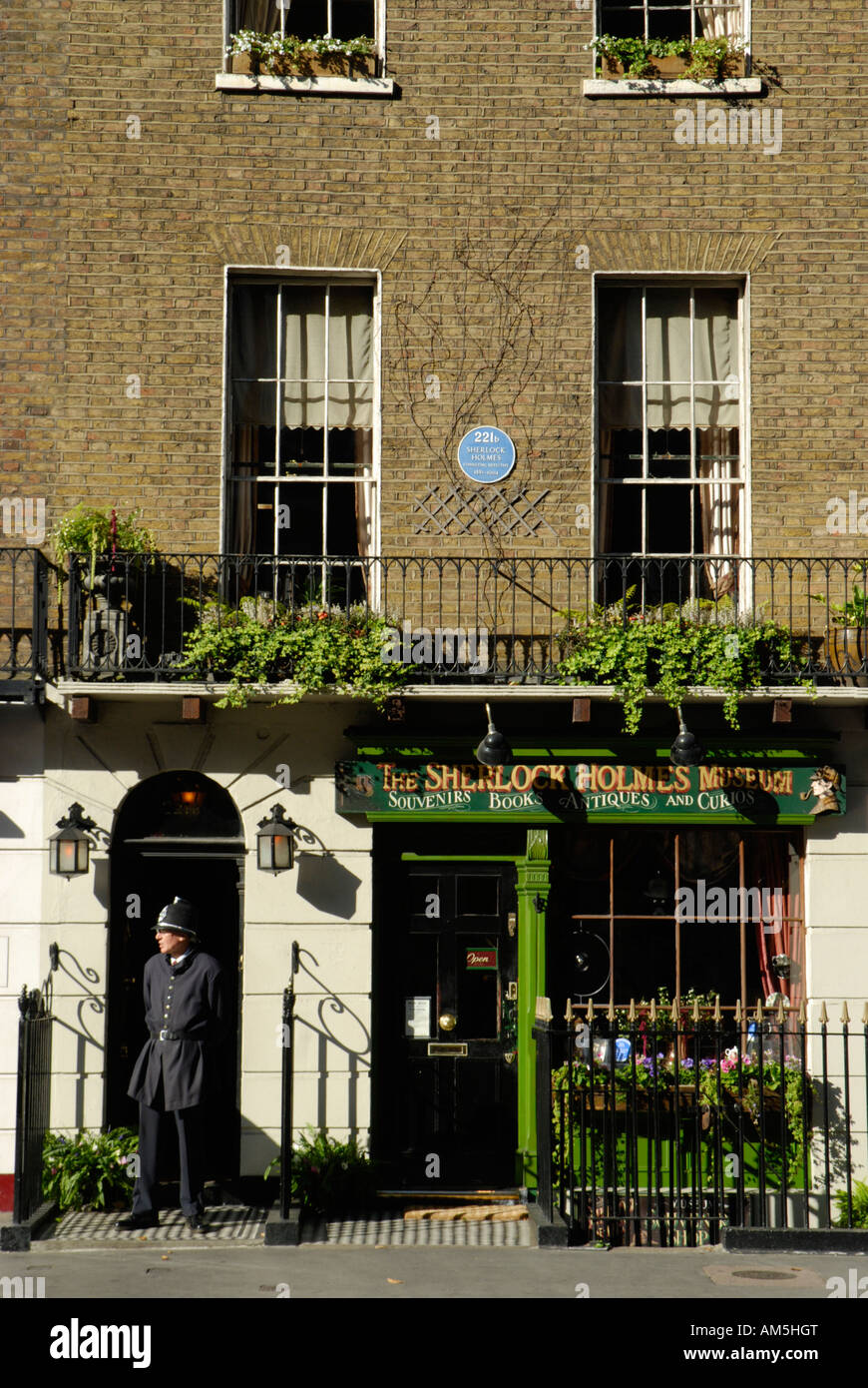 Mann verkleidet als Polizist draußen das Sherlock Holmes Museum in der Baker Street, London, England, UK Stockfoto