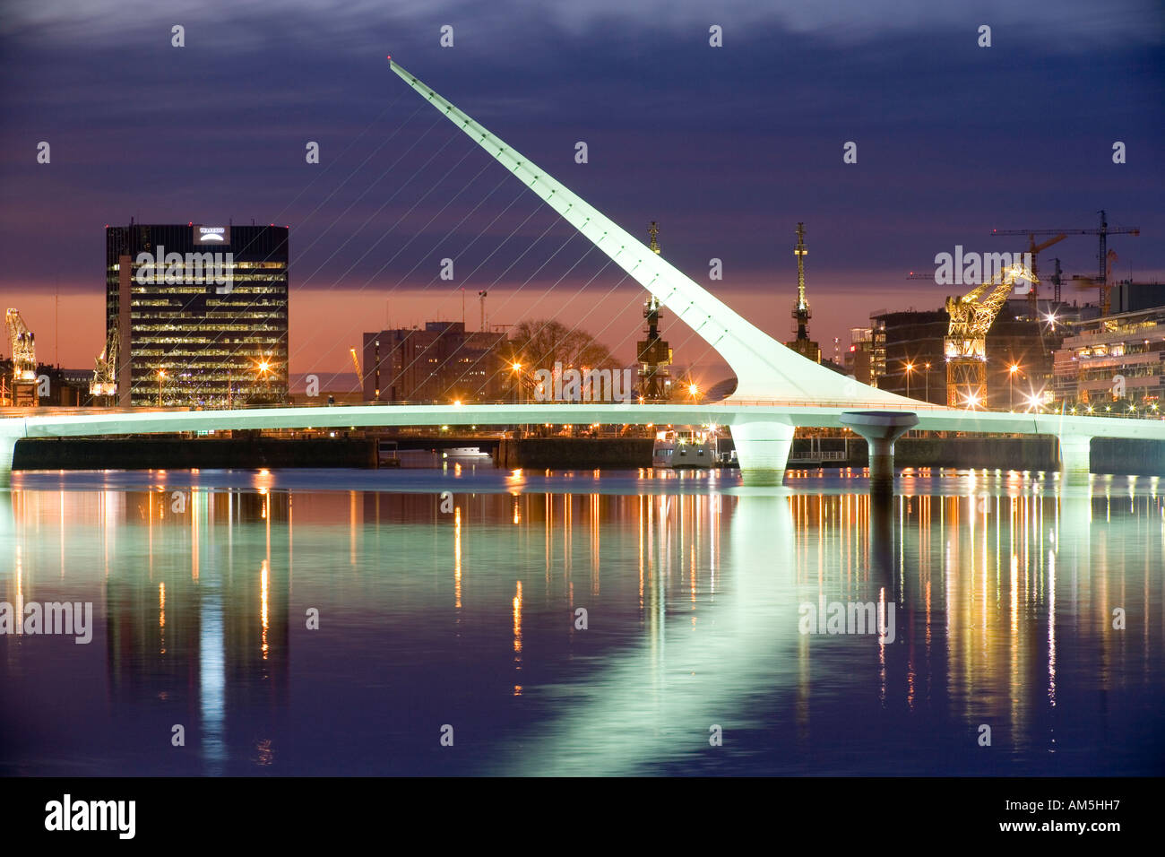 Puente De La Mujer Bridge, Puerto Madero, Buenos Aires, in der Dämmerung. Argentinien. Architekt: Santiago Calatrava. Stockfoto