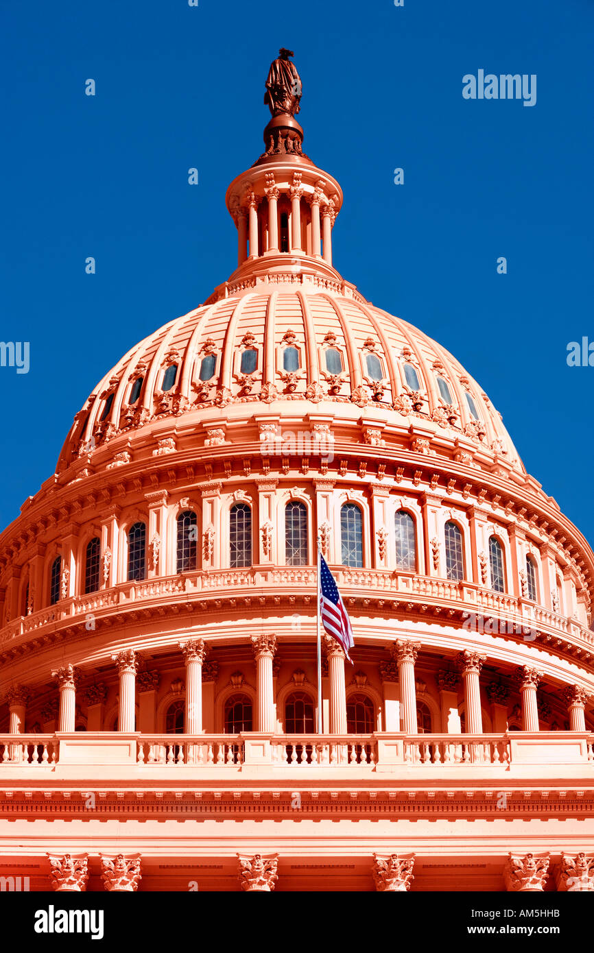 Rot gefärbten US Capitol Gebäude in Washington DC. In Amerika ist die Farbe Rot als Symbol für die konservative republikanische Partei Stockfoto