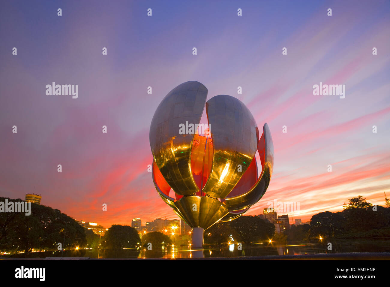 Landmark kinetische Skulptur Floralis Generica (gemeinsame Blume) in den Vereinten Nationen Park in Buenos Aires. Stockfoto