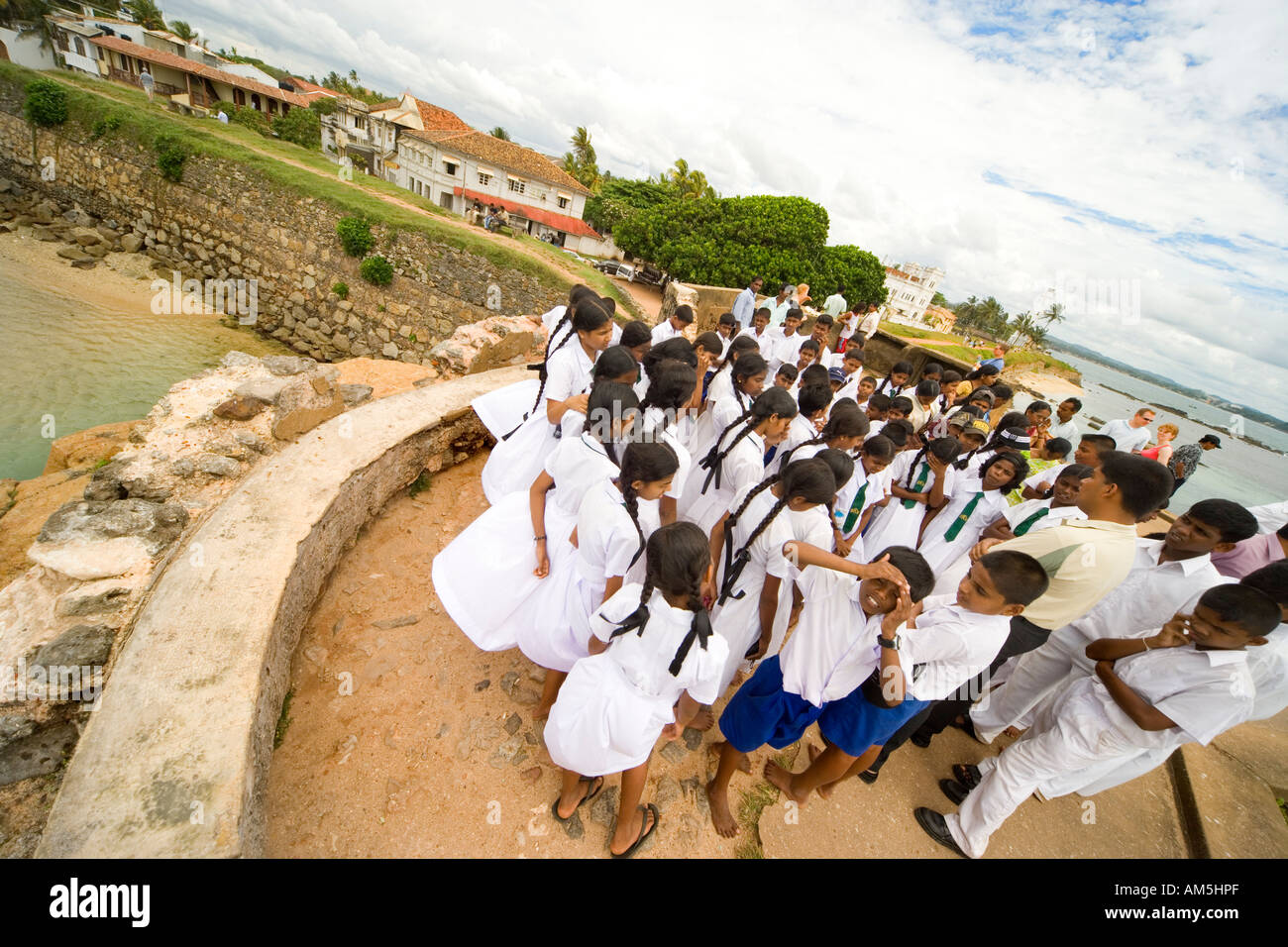 Schulklasse auf einer Exkursion auf den Wällen von eine der Bastionen der Festung von Galle an der Küste von Sri Lanka. Flag-Rock. Stockfoto