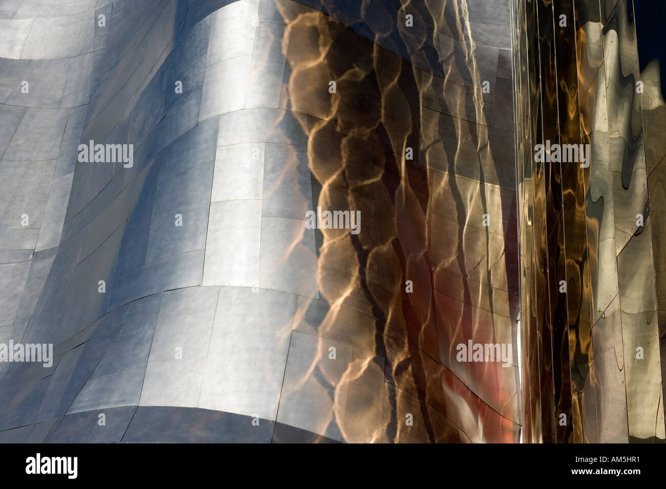 Äußere Detail: glänzend goldenen Reflexen in gebürstetem Edelstahl-Verkleidung des Seattle Center Experience Music Project Stockfoto