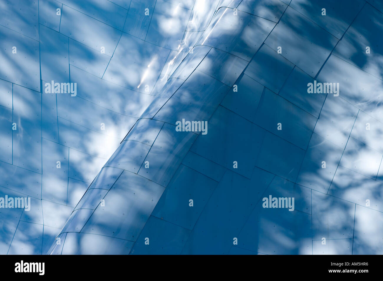 Seattle Center Science Fiction Museum und Hall Of Fame, außen. Schatten der Bäume auf gekrümmten blauen Metall-Cladding. Stockfoto