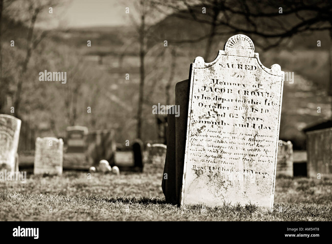 Friedhof Friedhof mit historischen Kopf Steinen Grabsteine Gräber bei Harpers Ferry. Monochrom Schwarz und weiß. Stockfoto