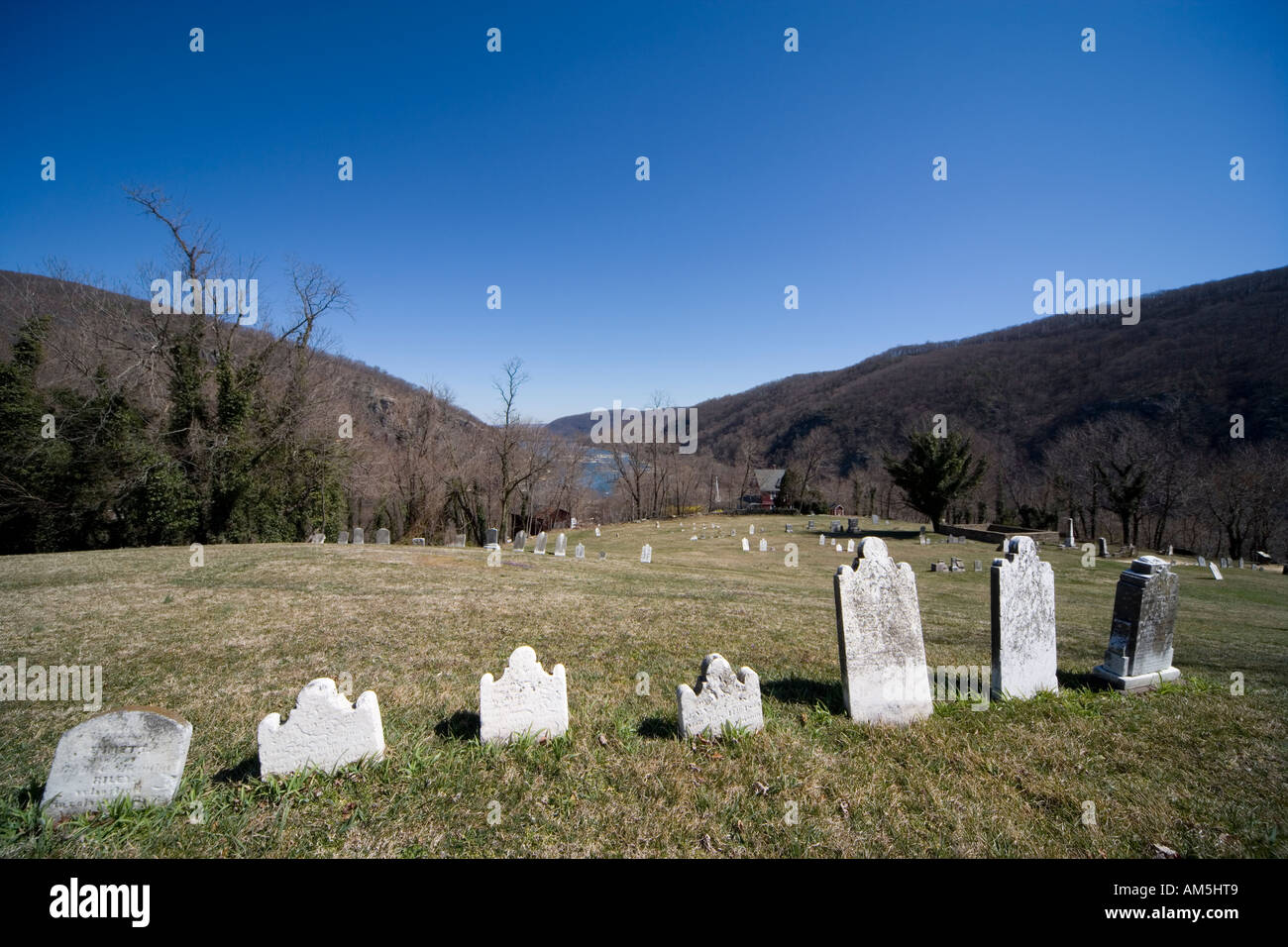 Reihe von Grabsteinen auf historischen Friedhof bei Harpers Ferry mit Blick auf den Zusammenfluss des Potomac und Shenandoah river Stockfoto