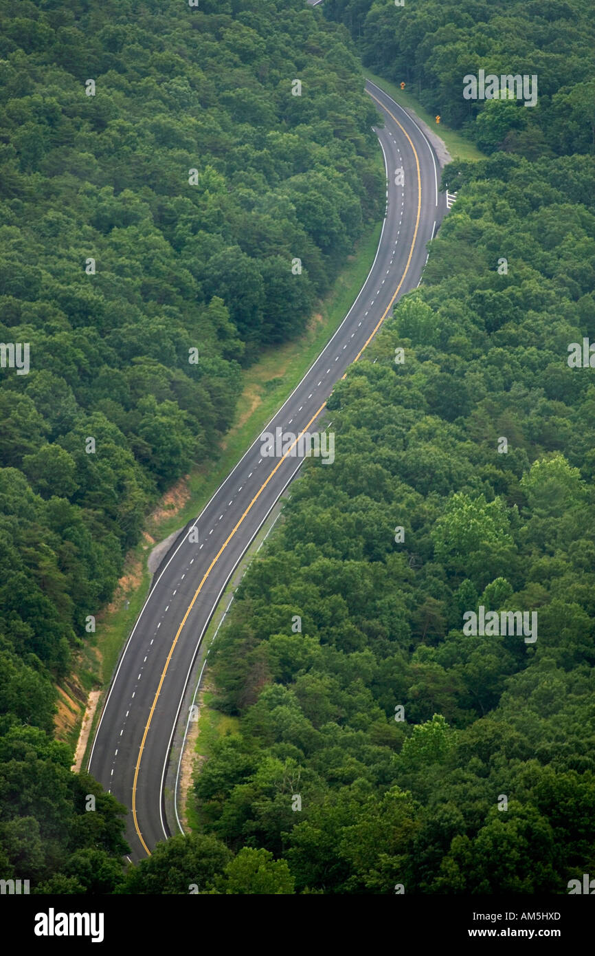 Einsame leere kurvenreiche Appalachian Bergstrasse. Virginia VA USA. Stockfoto