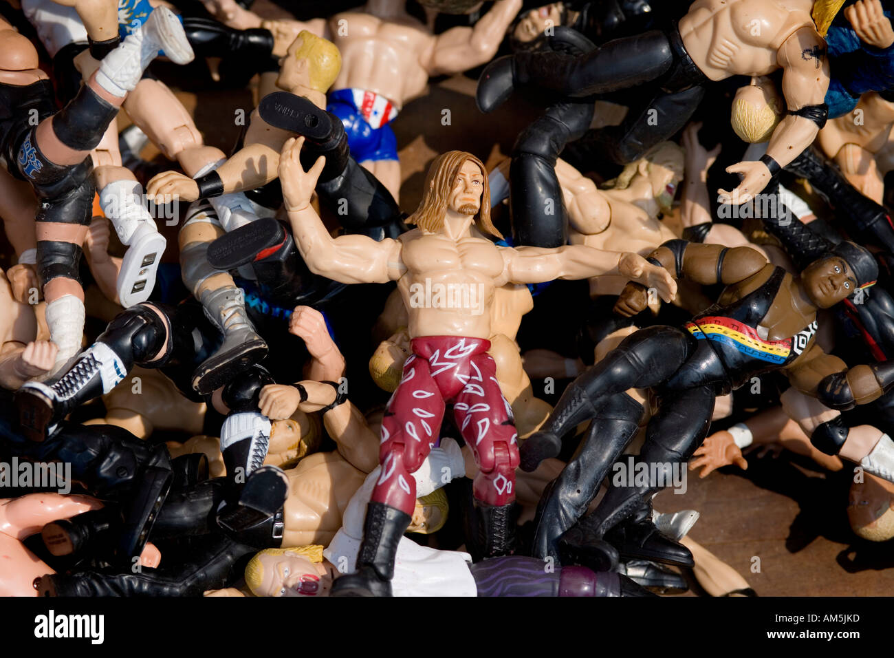 Sport wrestling Action-Figuren zum Verkauf auf Flohmarkt verworfen. Alle amerikanischen männlichen Stereotyp in den Mülleimer der Geschichte. Stockfoto