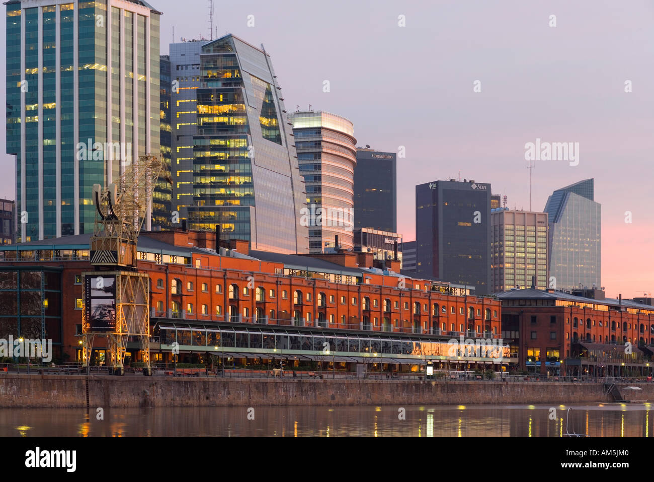 Moderne Büro- und Sanierung von das alte Hafengebiet Puerto Madero Hafenbecken bei Sonnenaufgang. Buenos Aires Stockfoto