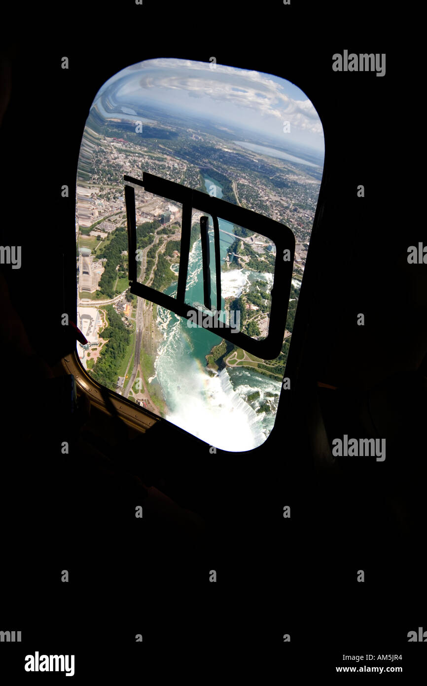 Luftaufnahme des Horseshoe Falls, Niagara Falls und Rainbow Bridge. Durch  offene Hubschrauber Fenster erschossen. Kanadische und US-amerikanische  Stockfotografie - Alamy