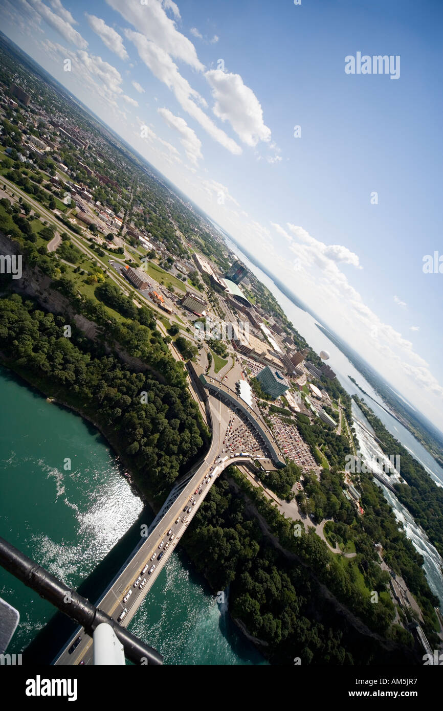 Regenbogen-Brücke. Luftaufnahme von Niagara Falls Grenzübergang zwischen den USA und Kanada. US-Seite. Stockfoto