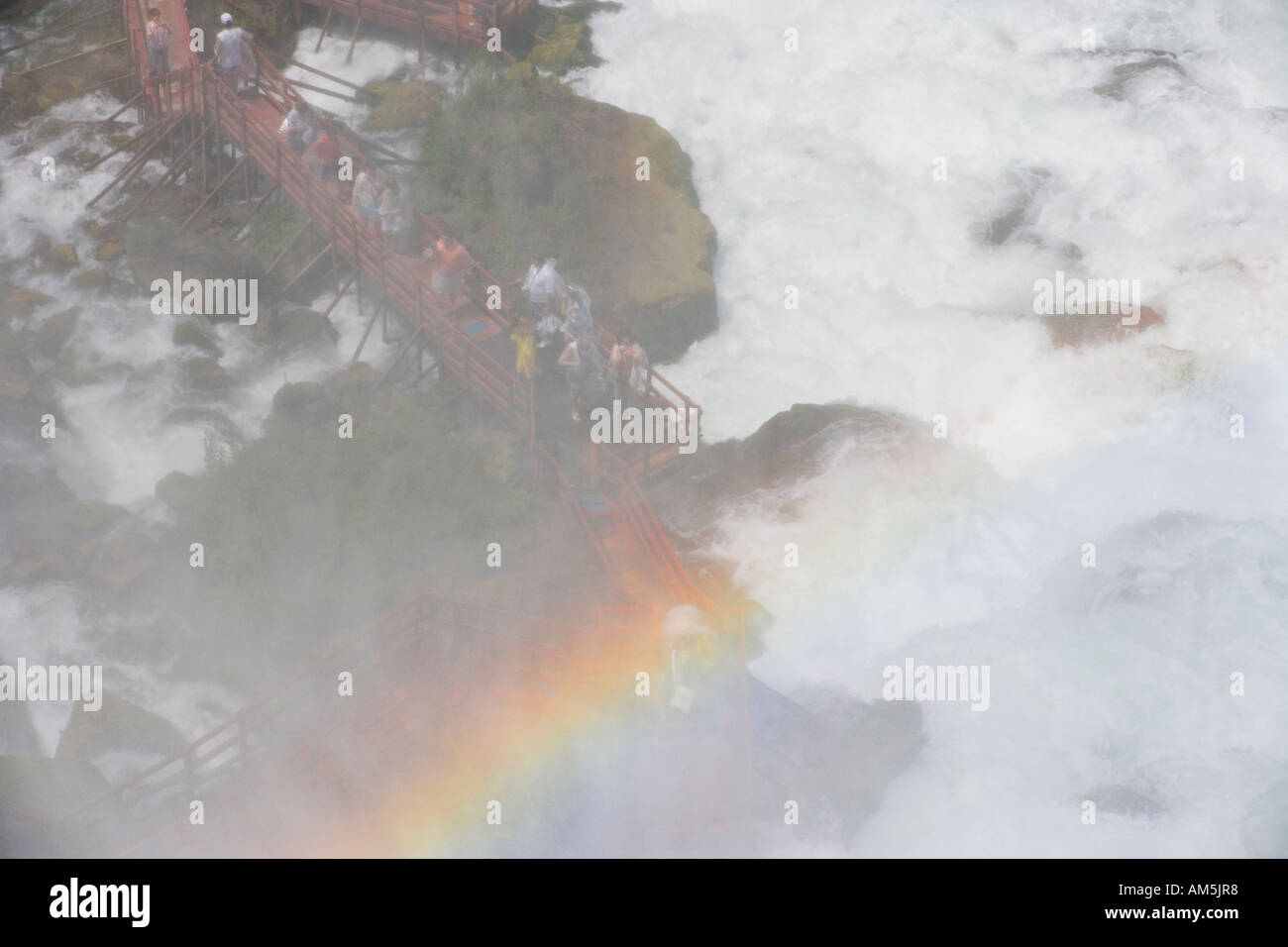 Niagara Falls Cave of the Winds. Touristen über Stege und Brücken. Regenbogen. Stockfoto