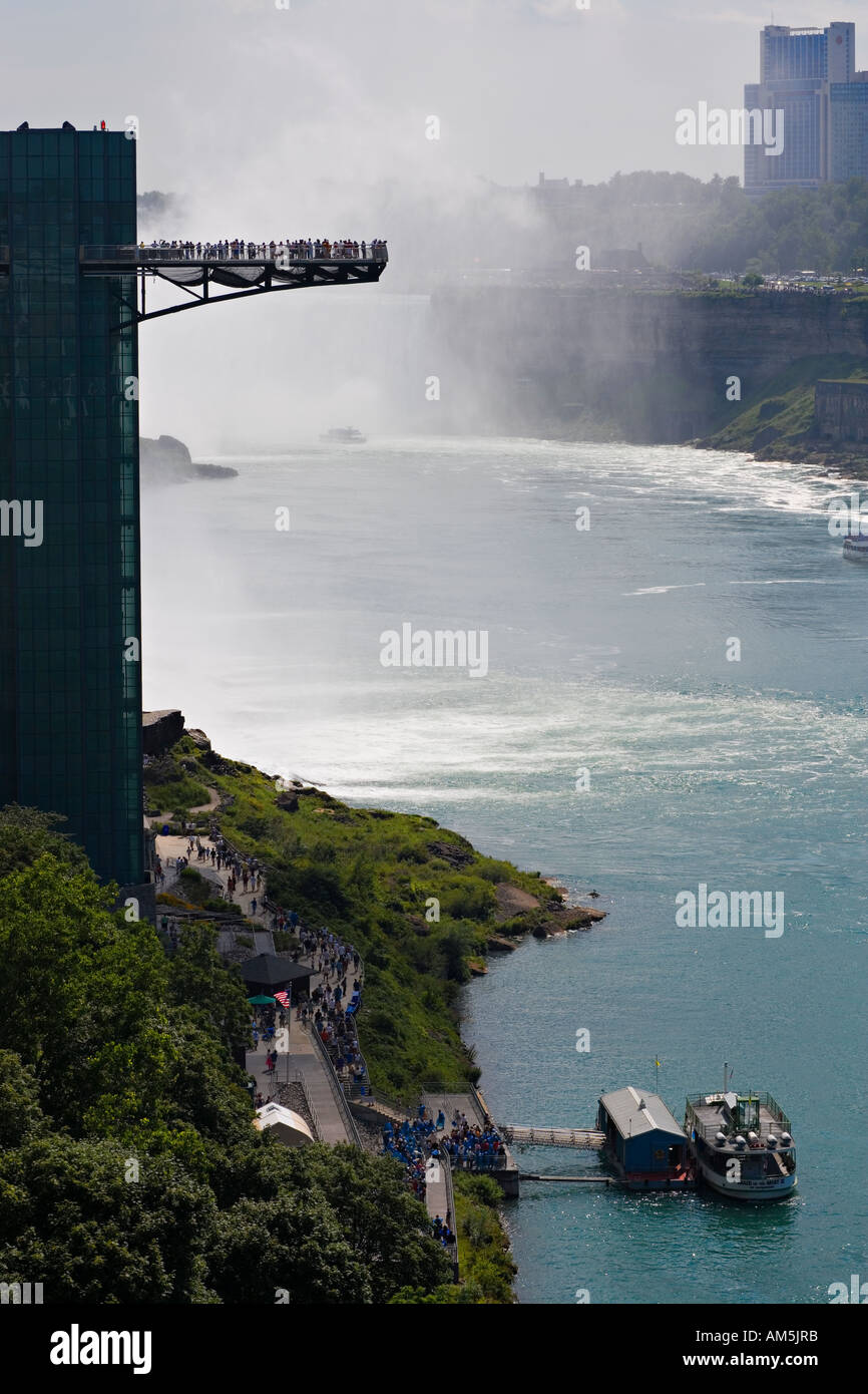Niagara Falls mit Niagara Falls Aussichtsturm mit Publikum. Horseshoe Falls. Amerikanischen und kanadischen Seiten. Stockfoto