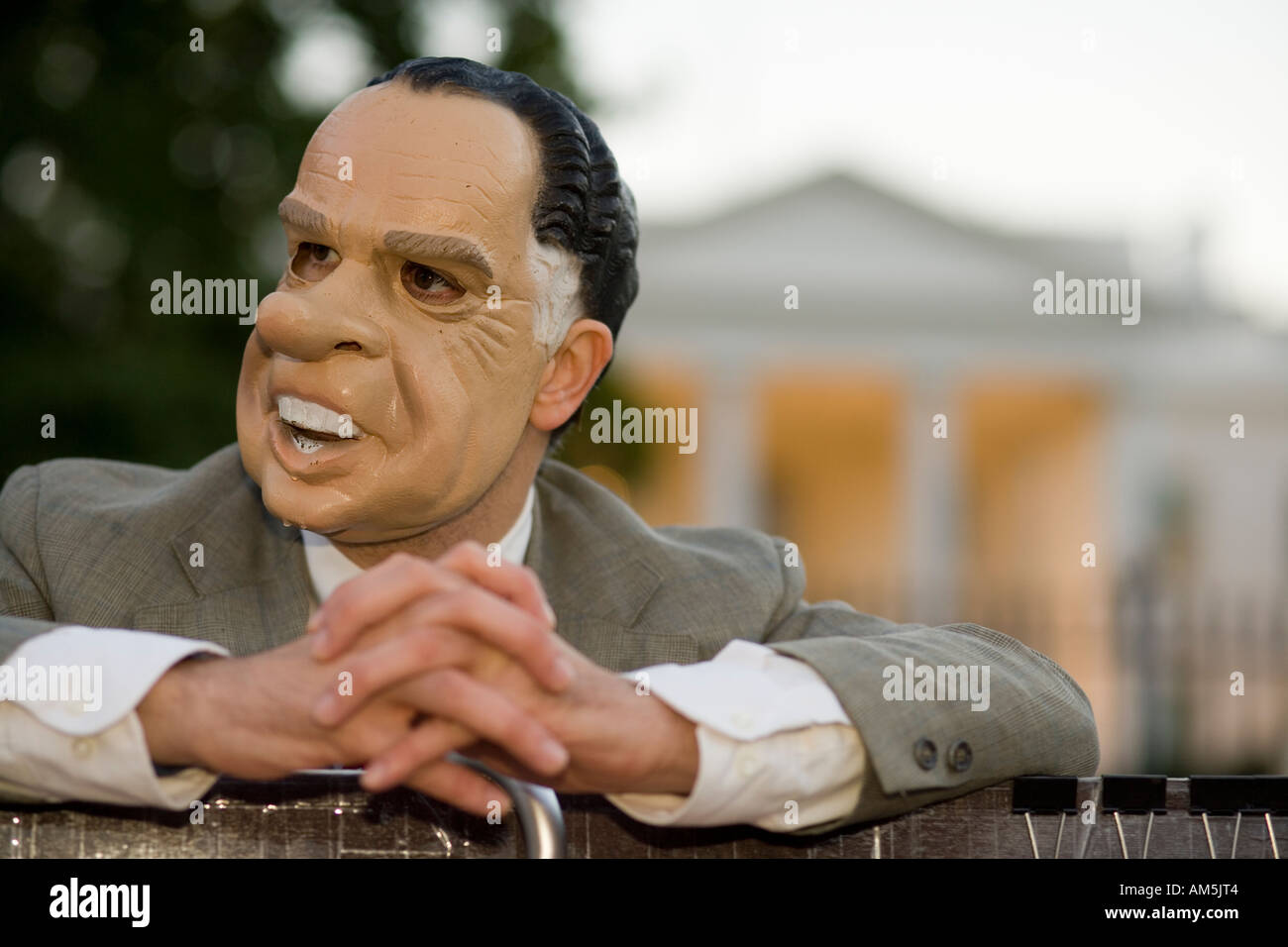 Mann mit Richard Nixon Maske Protest gegen den Krieg im Irak und die Bush-Regierung vor dem weißen Haus Washington DC. Stockfoto