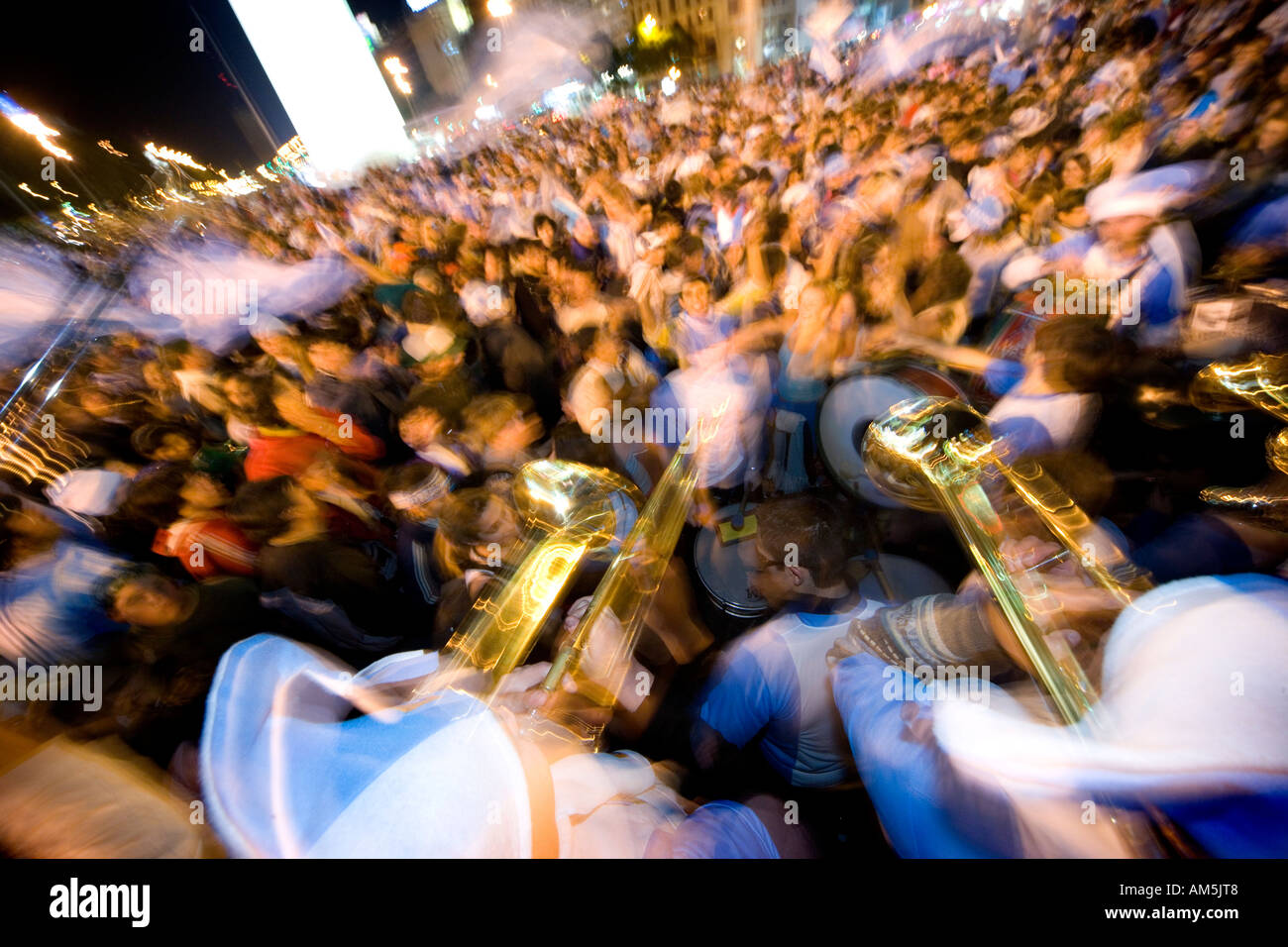 Musiker spielen Posaunen und Trompeten zu einer dampfenden Masse von Fußball-Fans unter den Obelisk in Buenos Aires. Stockfoto